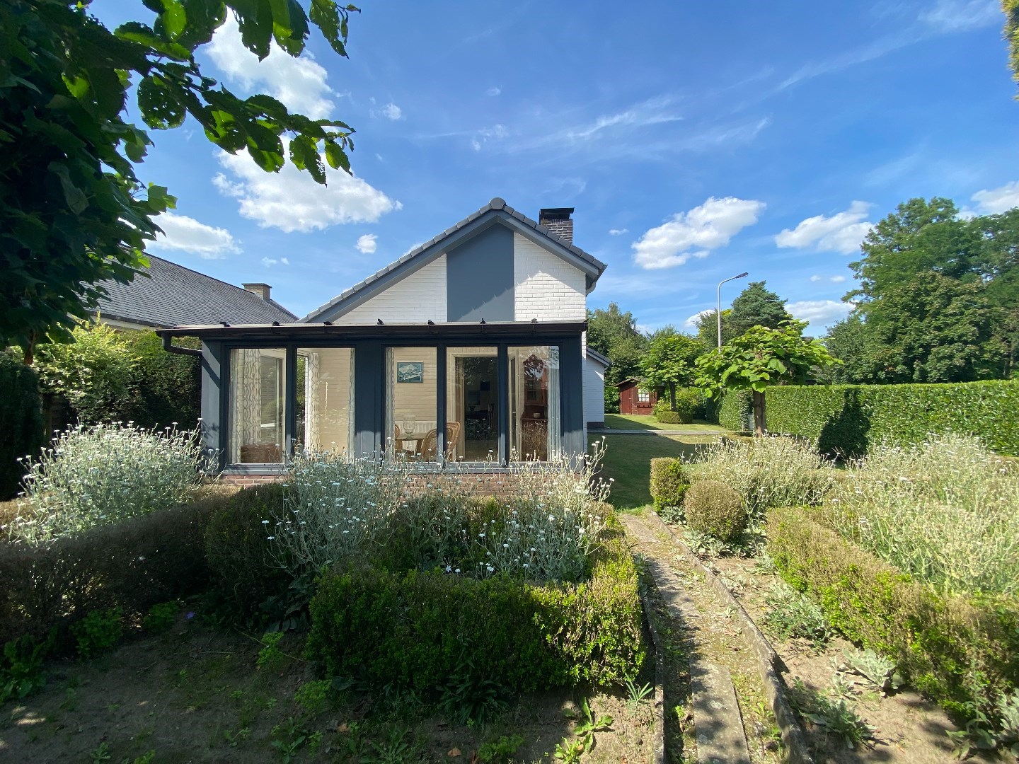 Zeer goed onderhouden bungalow op residenti&#235;le ligging nabij centrum Waregem! 