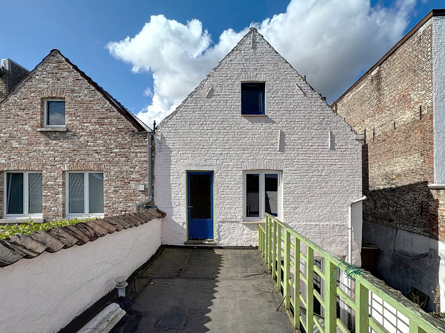 Ruime standaard rijwoning met 4 slaapkamers in het historische Brugge 
