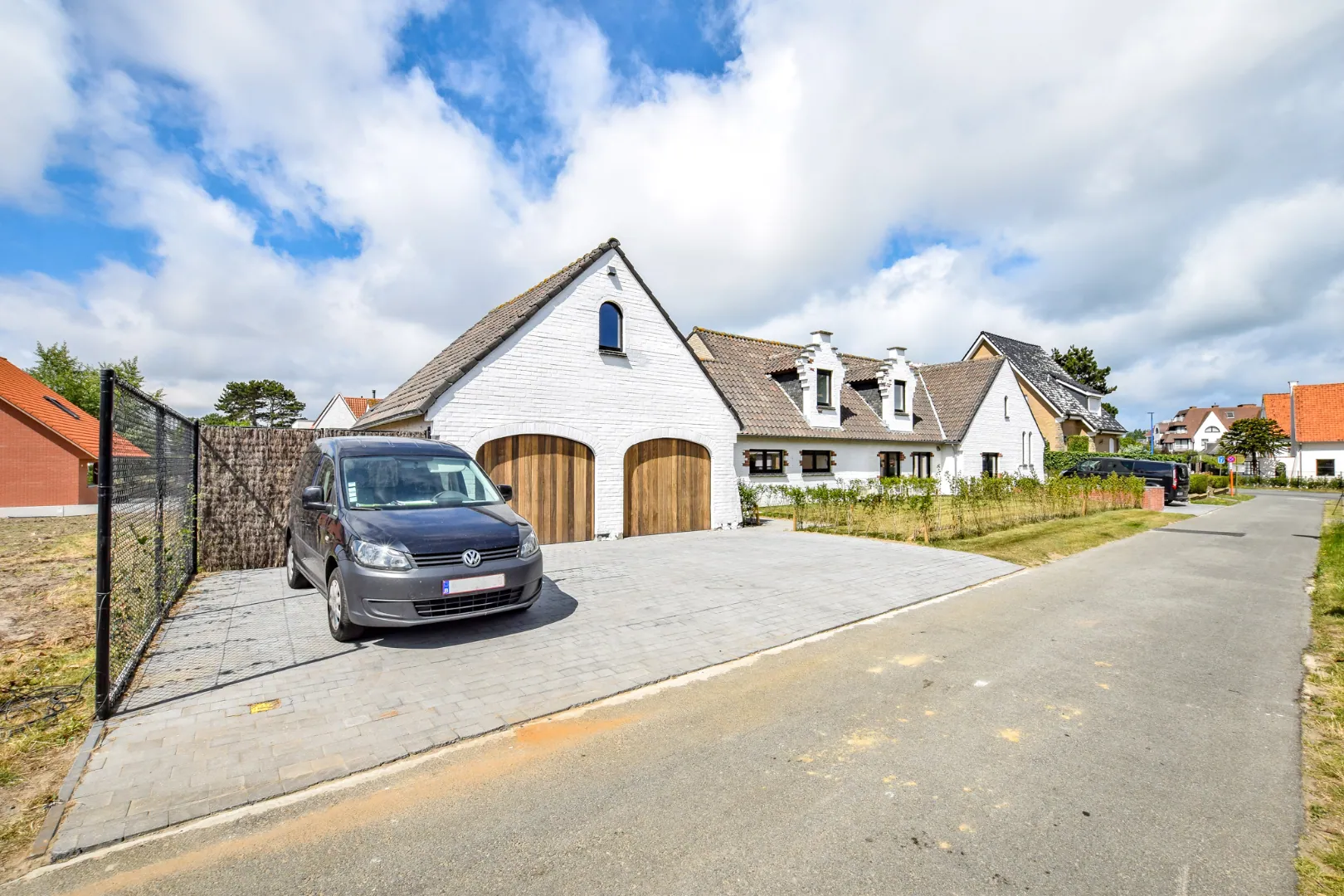 Gerenoveerde kustvilla met 8 slaapkamers op 925m² te Sint-Idesbald. 