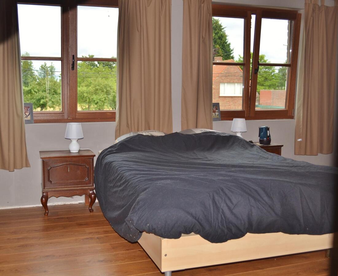 Charmante &#233;&#233;ngezinswoning met stallen en buitenpiste op ca. 5310M&#178; te Maldegem 