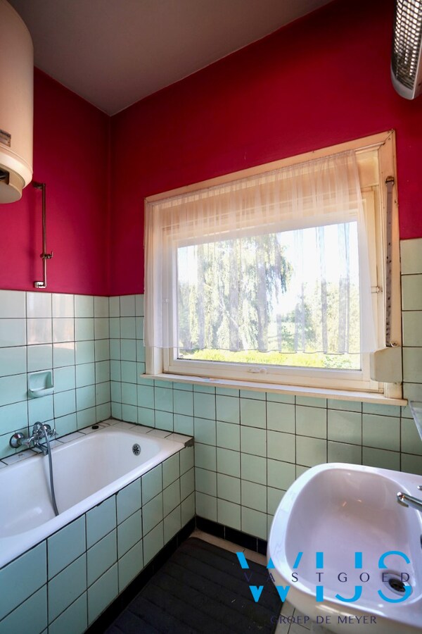 Te renoveren woonhuis met landelijke ligging te Assenede ! 