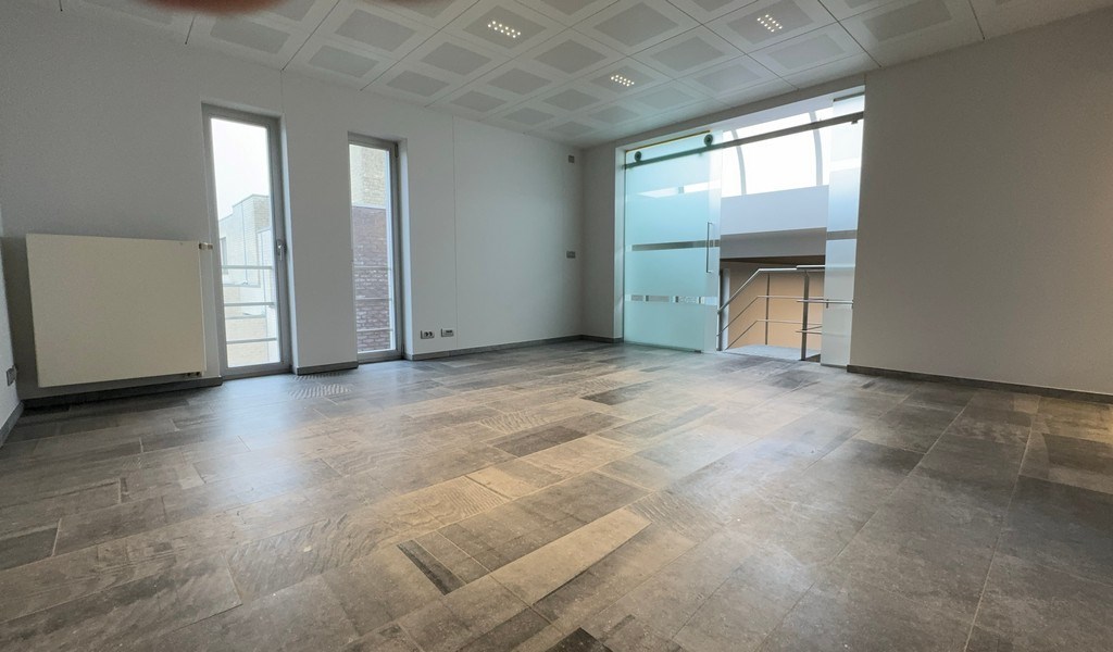Stand-alone kantoorgebouw met opslagmogelijkheid in Deinze