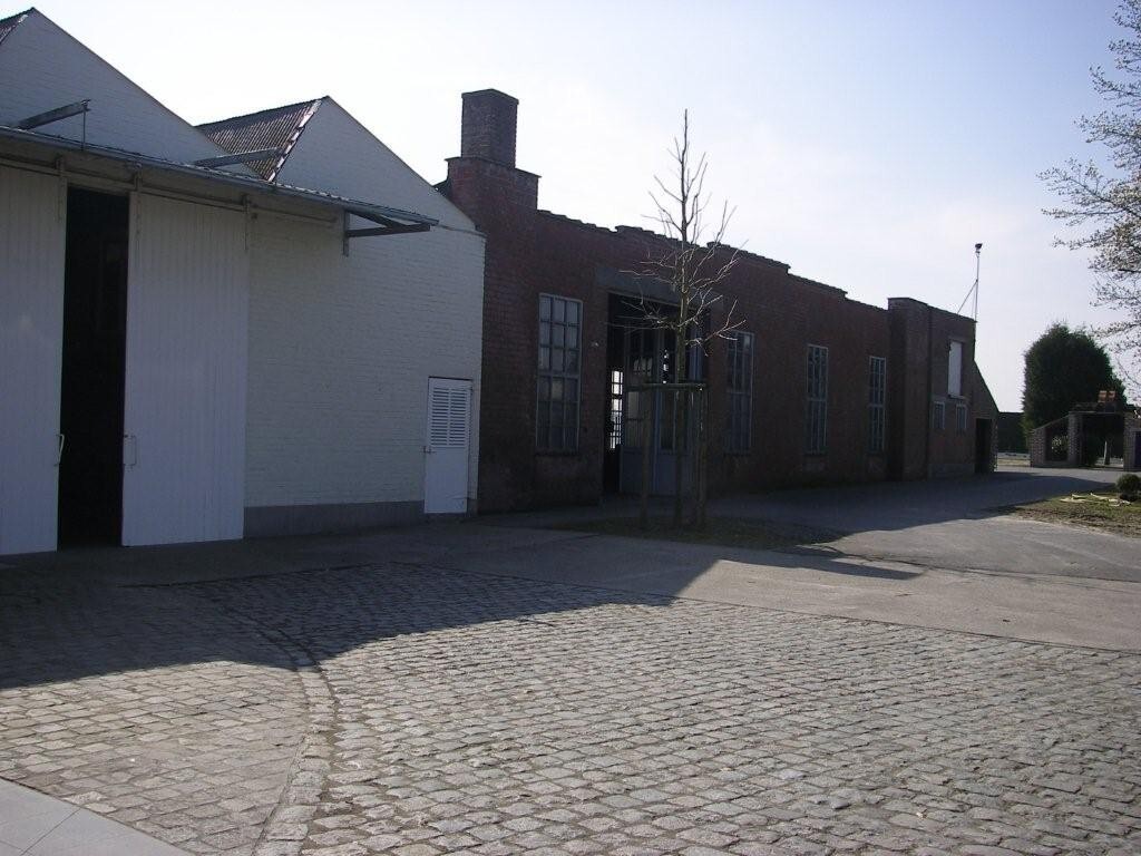 Ruim landhuis met hangaar en magazijn op ca. 2,6 Ha te Kortemark 