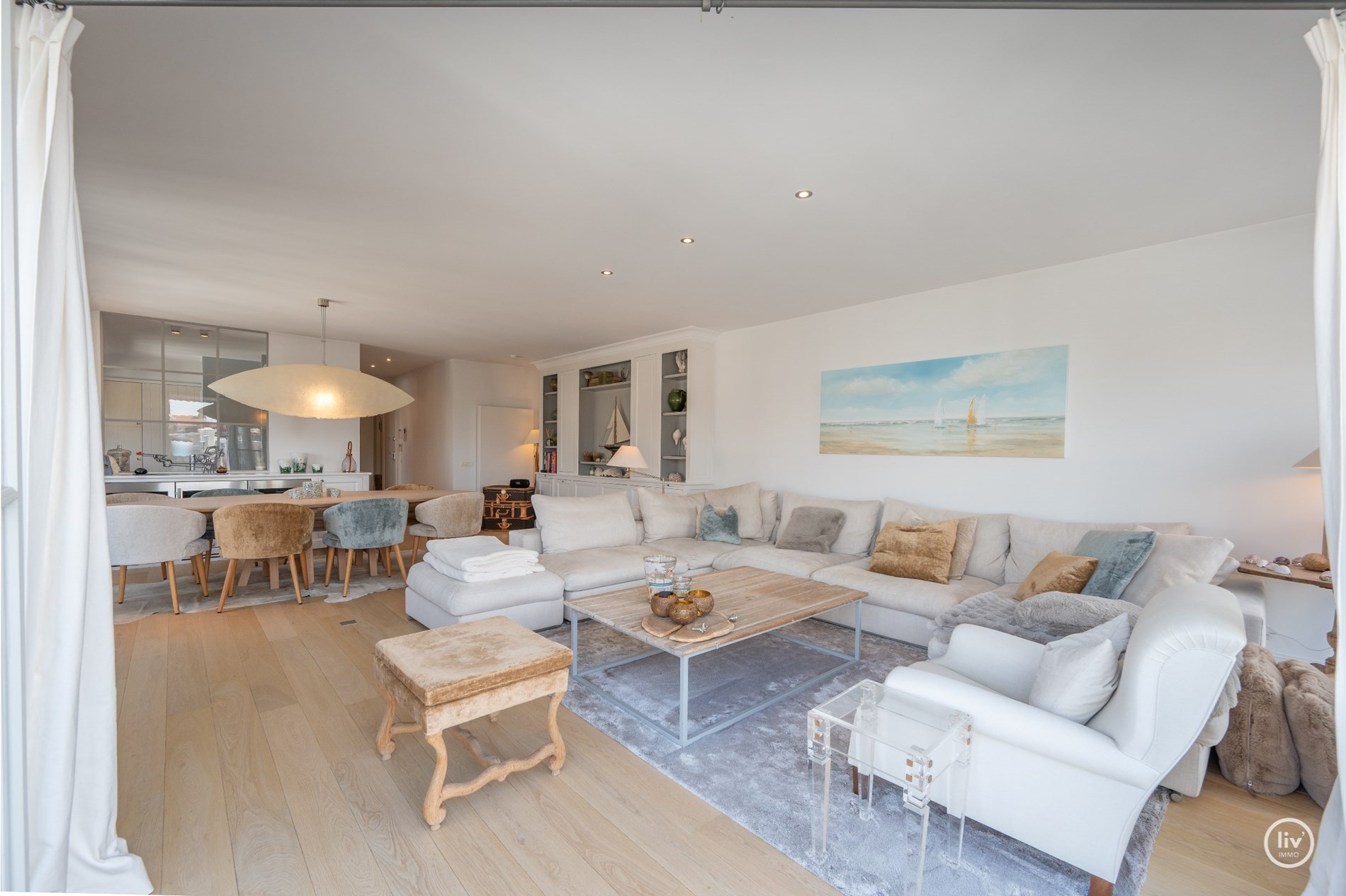 Duplex d&#39;angle de 160 m2 avec de magnifiques vues d&#233;gag&#233;es sur l&#39;avenue Dumortier &#224; Knokke. 