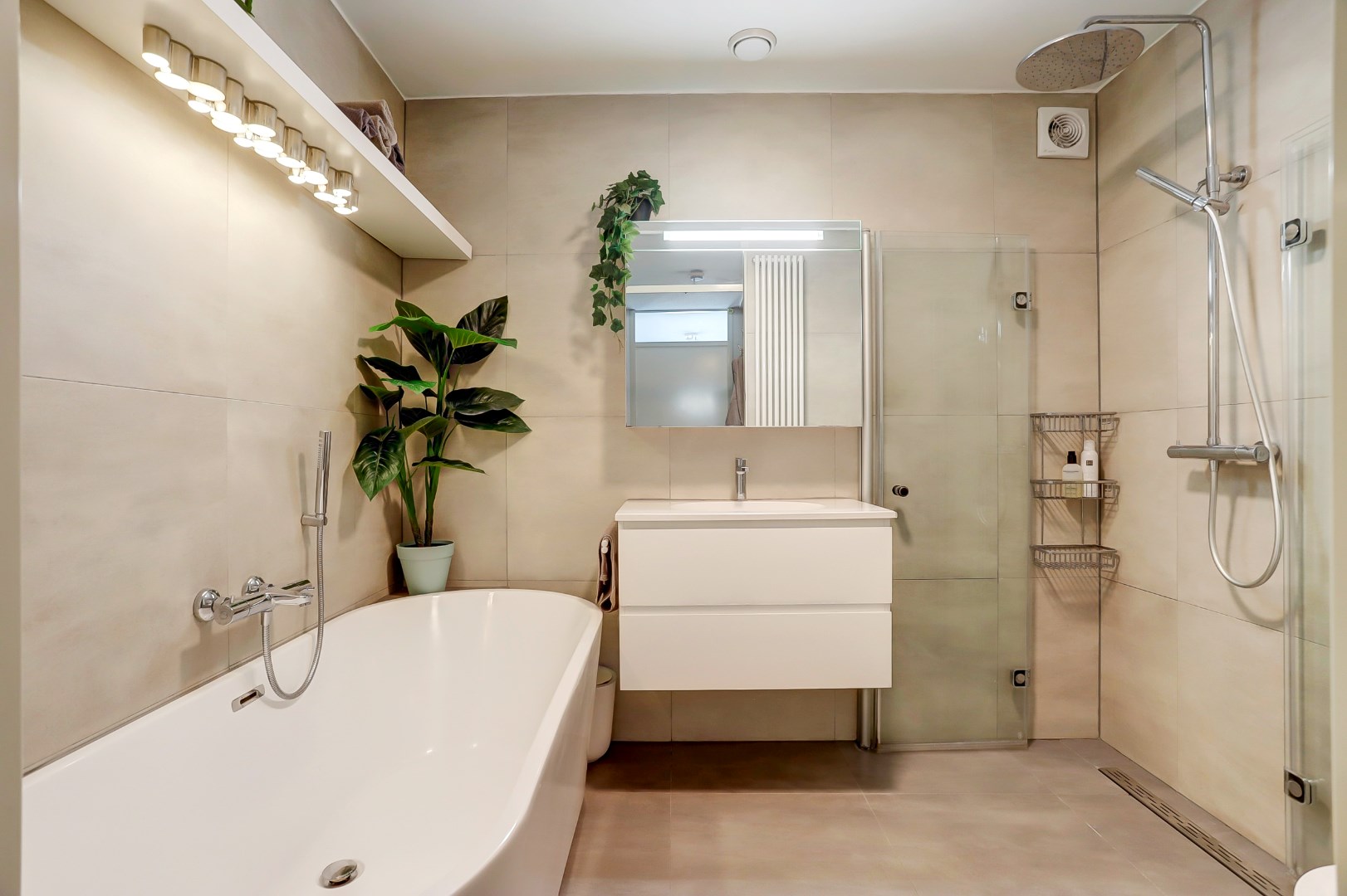 Licht, ruimte en luxe onder &#233;&#233;n dak – ideaal gezinshuis met 3 slaapkamers, moderne keuken, balkon en zonovergoten dakterras! 