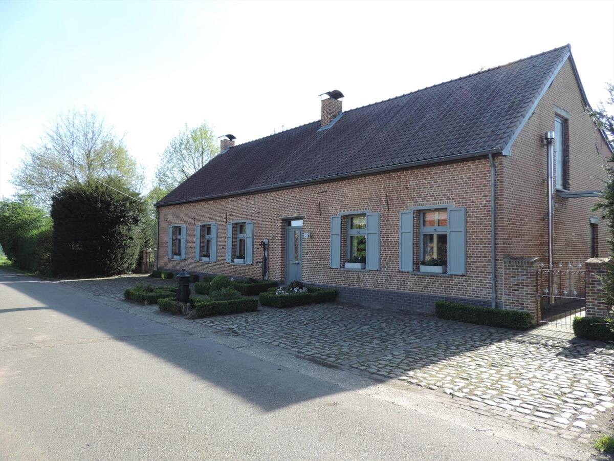 Karaktervolle hoeve met aanpalende paardenstallen op ca. 1,36ha te Ham 