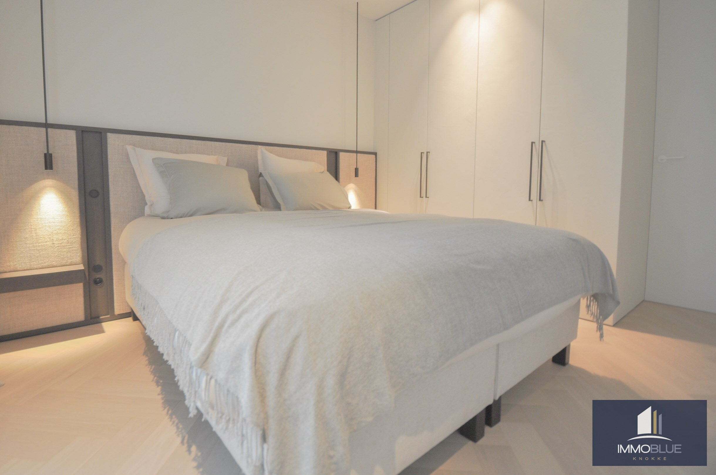 Uitzonderlijk ,tijdloos volledig gerenoveerd appartement met een open zicht . 