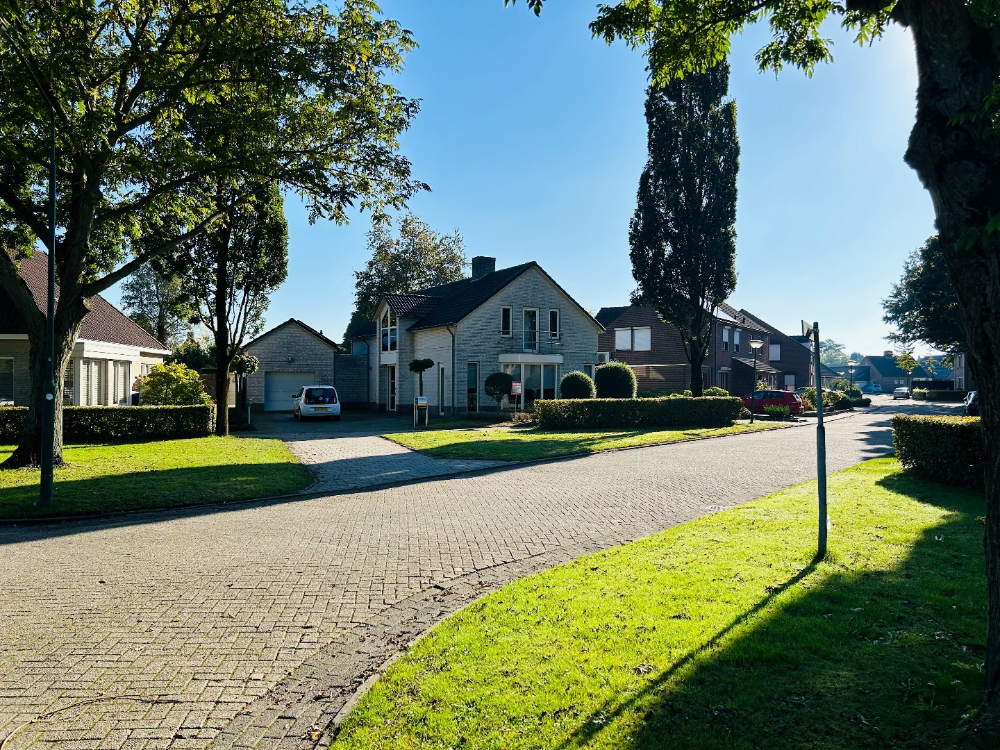 Speels ingedeelde vrijstaande woning met inpandige garage en privacy biedende tuin. 24 zonnepanelen aanwezig. Energielabel A. 