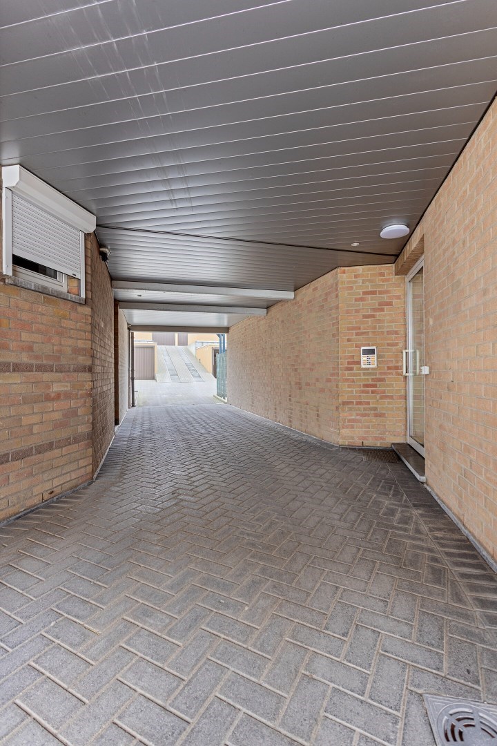 Doorgang garage en tuin