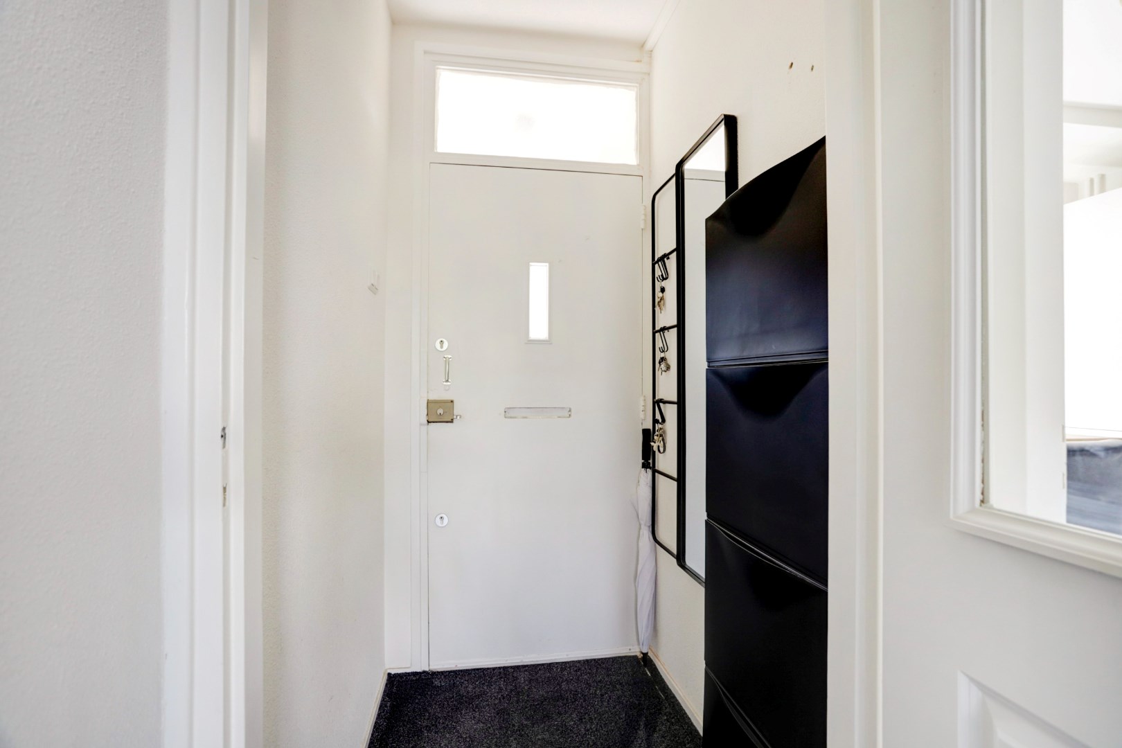 Starters opgelet! Zonder klussen te betrekken! Instapklaar 2-kamer appartement gelegen op de 4e verdieping met moderne keuken, ruim balkon, berging in de onderbouw en gelegen op eigen grond. 