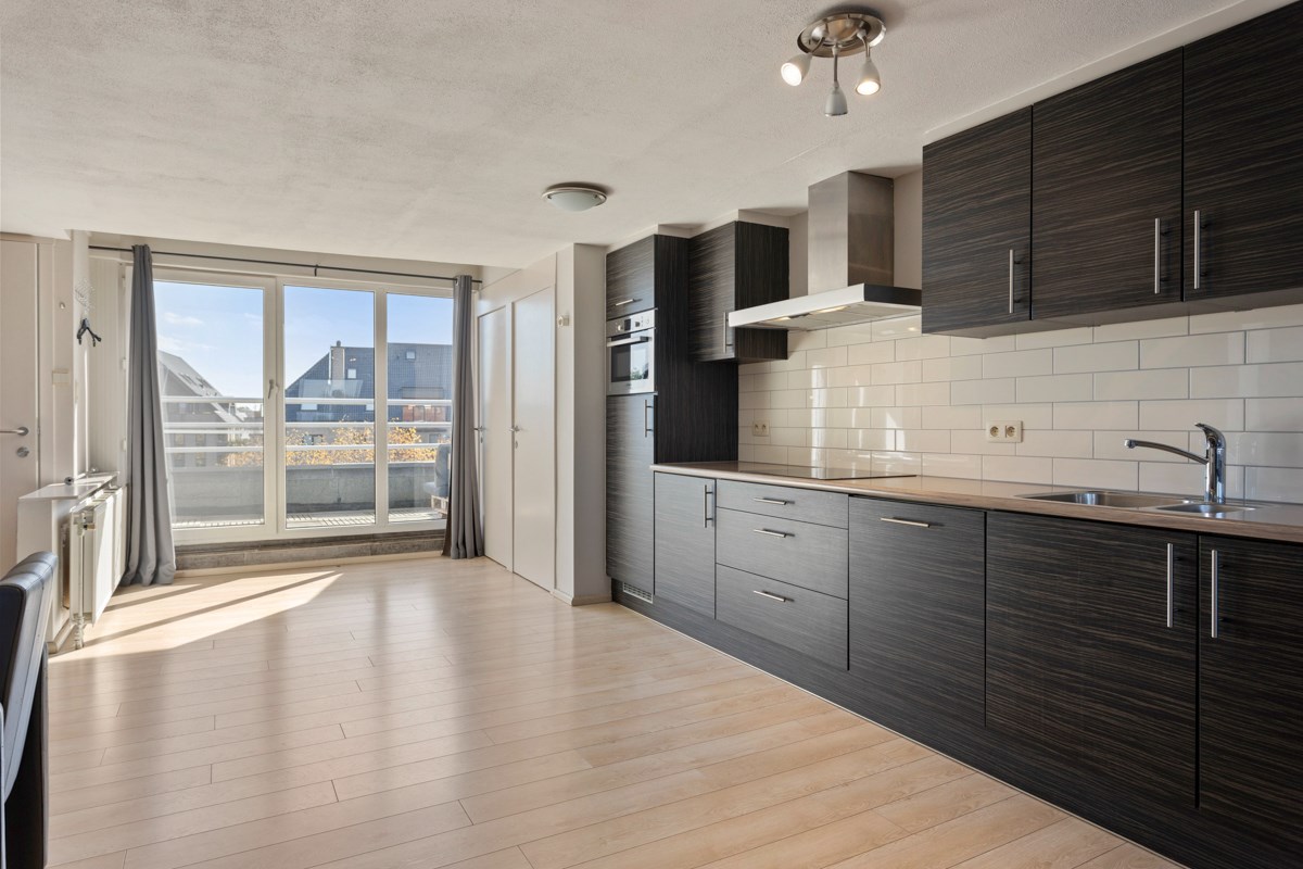 Duplex-appartement (101m&#178;) met ruime leefruimte, 1 slpk en knus terras. 