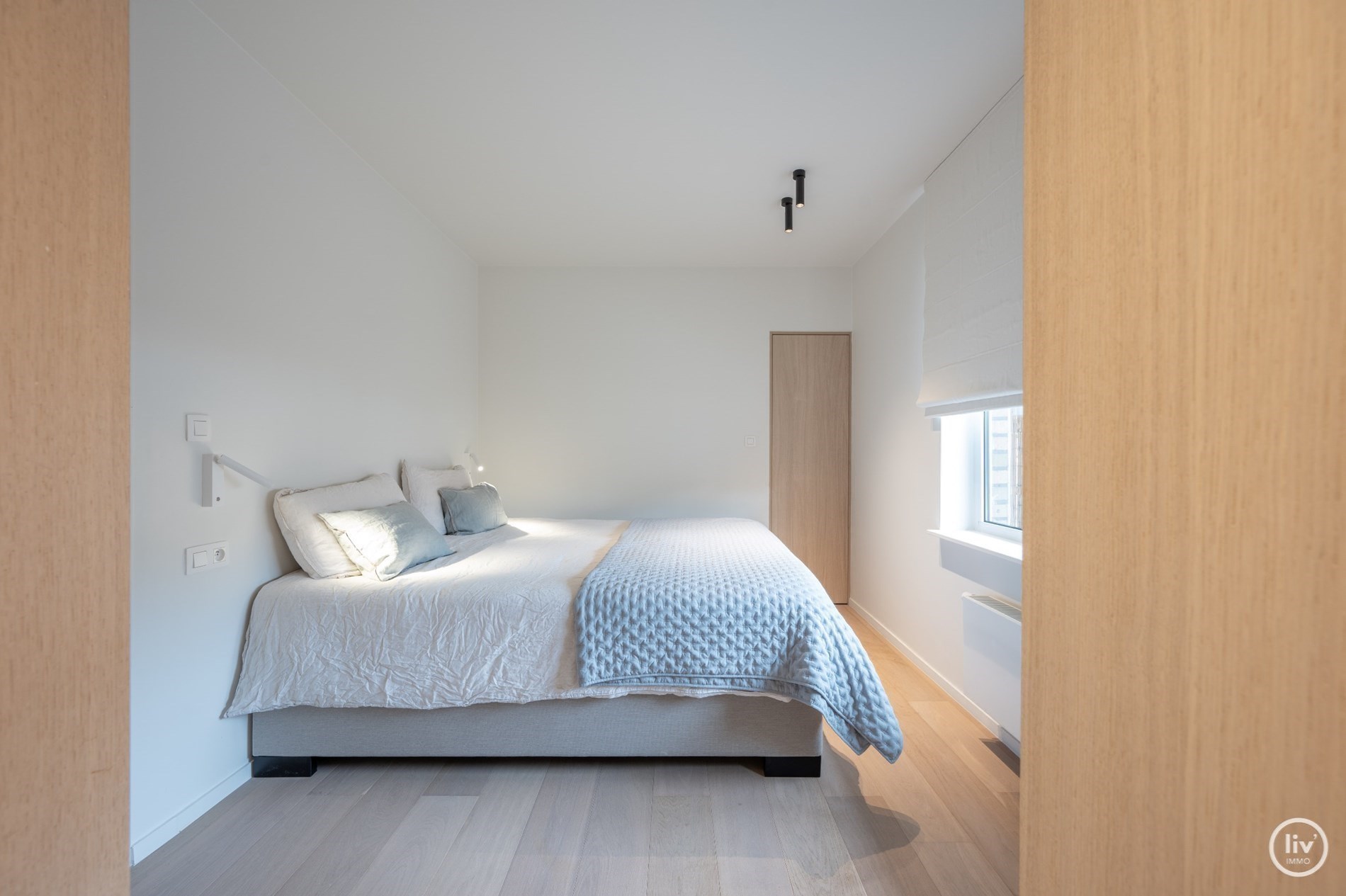 Prachtig gerenoveerd 3 slaapkamerappartement centraal gelegen vlakbij de Lippenslaan te Knokke (met mogelijkheid tot het huren van een stpl aan de overzijde!) 