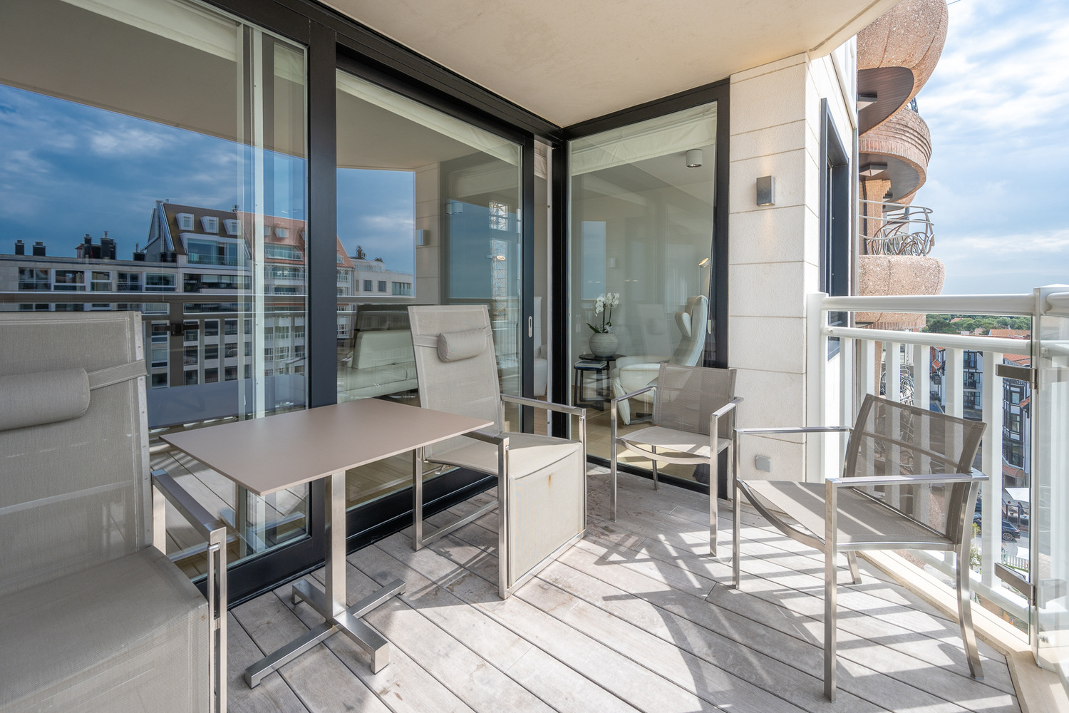 Instapklaar appartement (gevelbreedte van 8,6m!) met 3 slaapkamers op het exclusieve Albertplein te Albertplein Knokke-Zoute. 