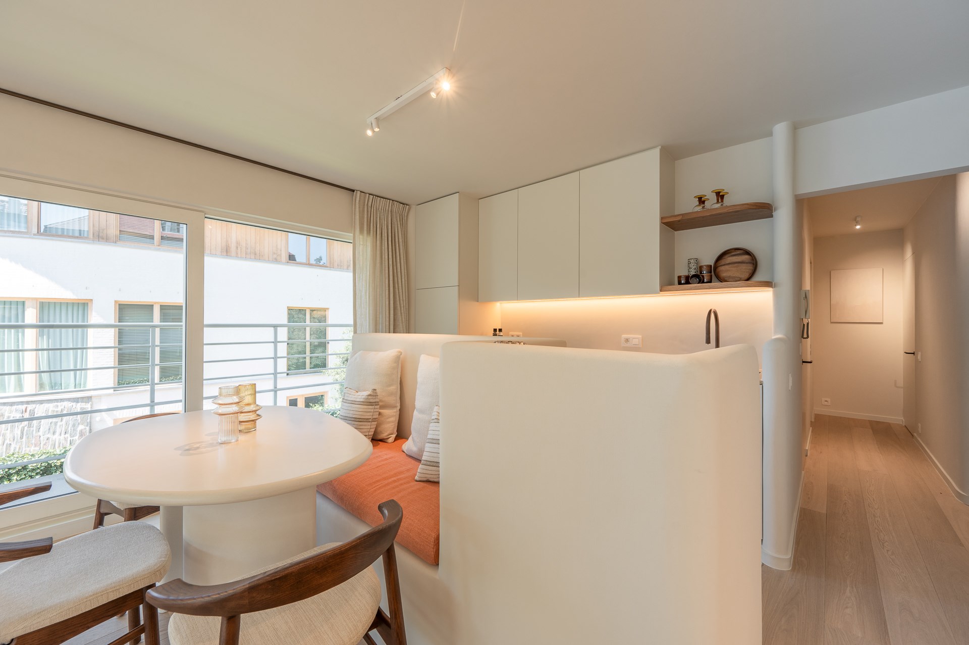 Magnifique appartement d&#39;angle r&#233;nov&#233; situ&#233; au premier &#233;tage dans le Cottagepad &#224; Knokke-Het Zoute. 