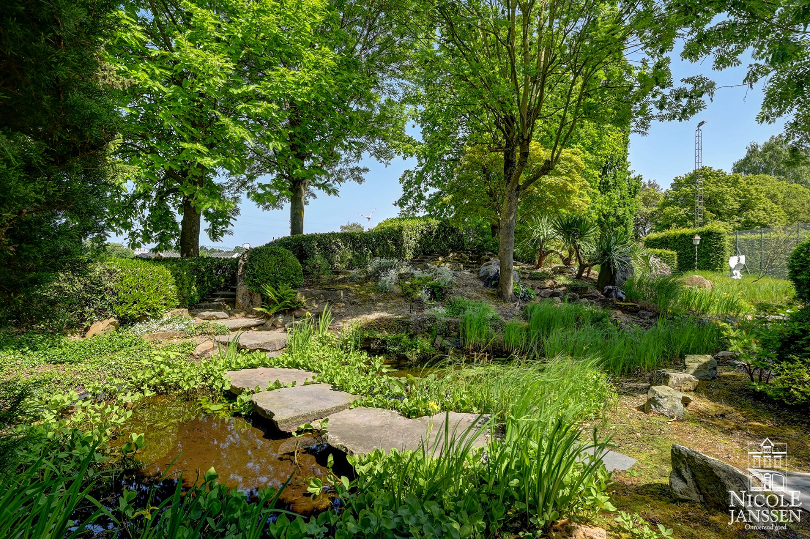 Statig landhuis met prachtige tuin 