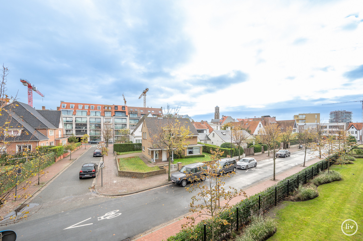 SERVICEFLAT: Lichtrijk 1-slaapkamer appartement nabij de Konings &amp; Lippenslaan in de Residentie Cypres. 