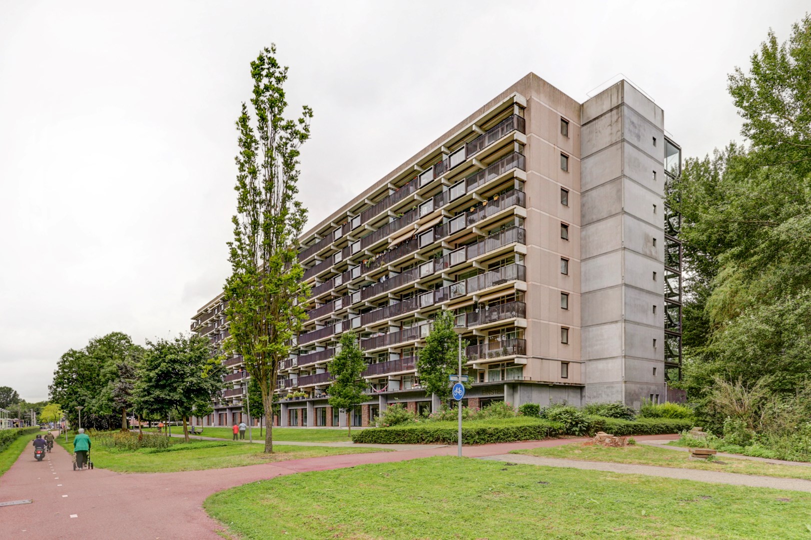 Op zoek naar een instapklaar 4-kamerappartement welke in 2021/22 geheel is gemoderniseerd? Dan is dit leuke en gemoderniseerde appartement op de 5e verdieping is dan zeker de moeite waard om te komen. 