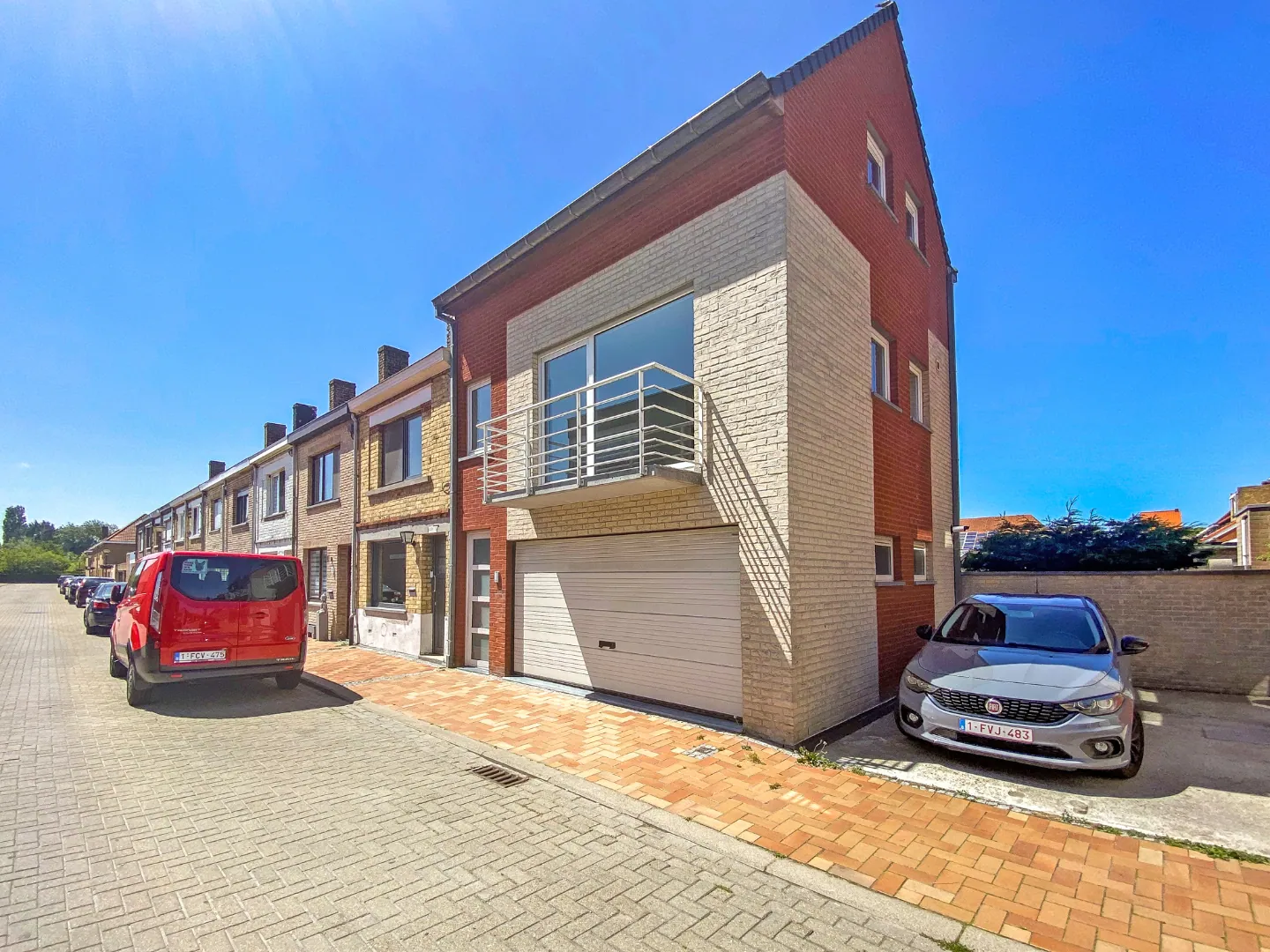 Bel-étagewoning (2004) met 2 slaapkamers en ruime garage te Nieuwpoort-Stad. 