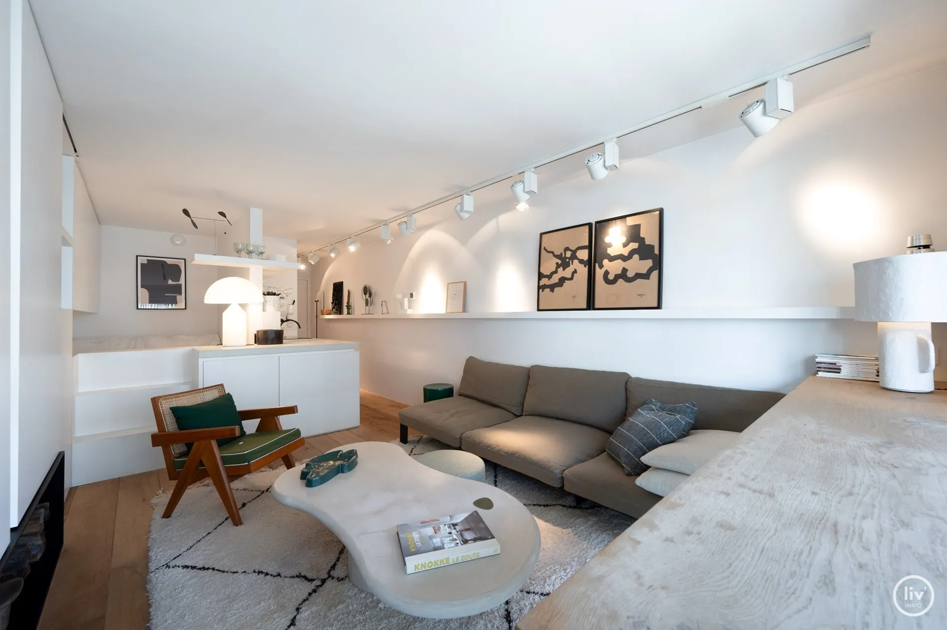 Top gerenoveerde studio met slaaphoek centraal gelegen op de Van bunnenlaan te Knokke. 