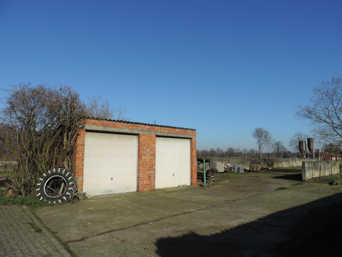 Boerderij met twee wooneenheden en stallen op ca. 1,25ha te Bocholt 