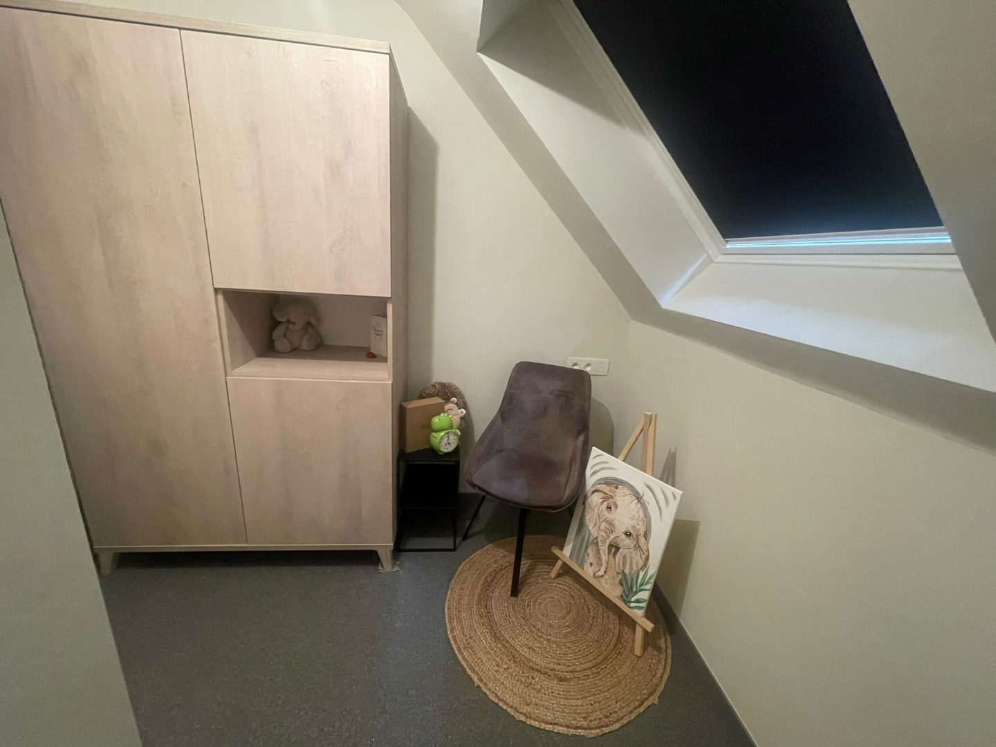 Ruim duplex appartement met 2 slaapkamers en carport te Geel! 
