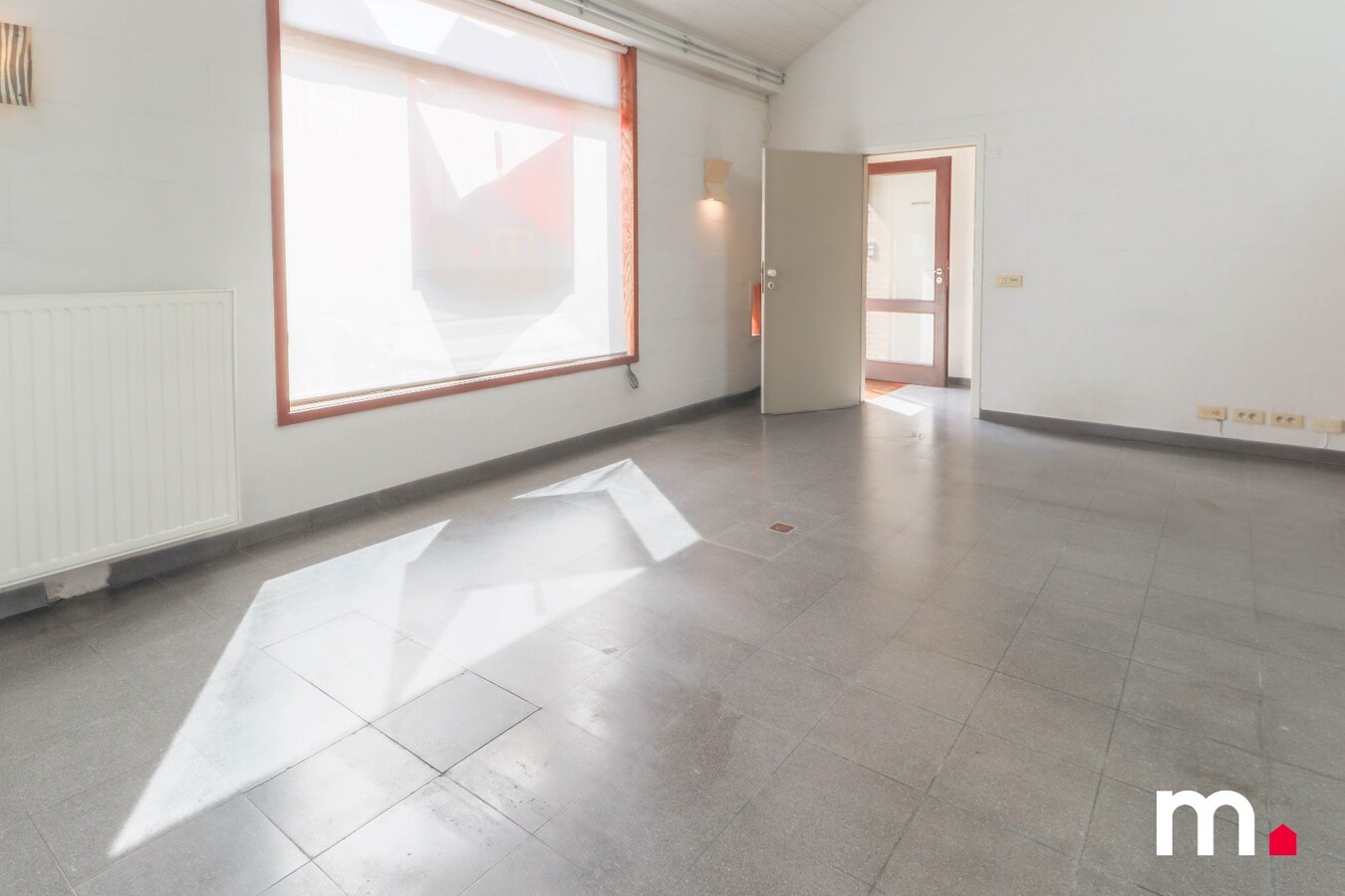 Topper te Heule! Praktijk met wachtzaal op commerci&#235;le ligging! 