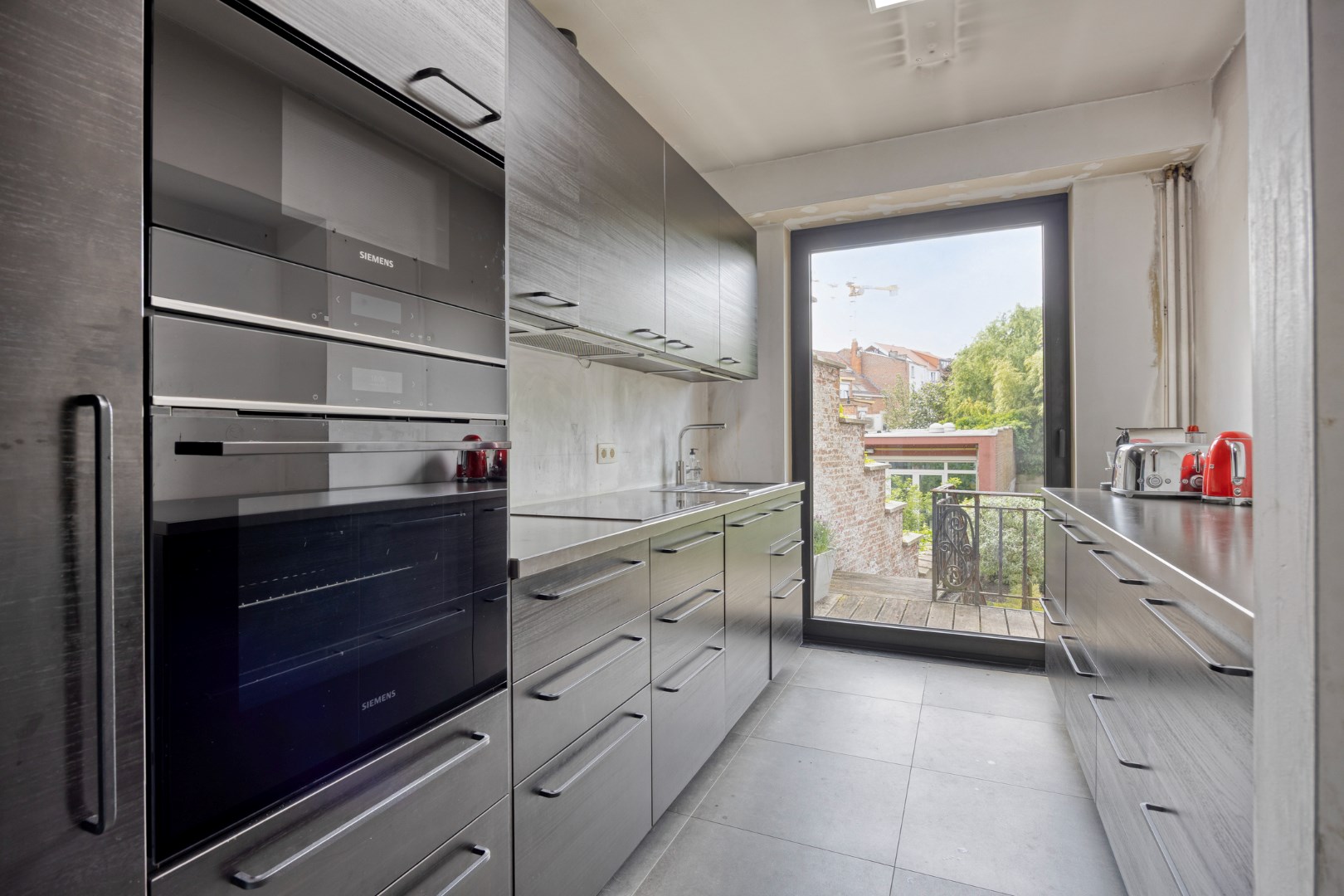 Prachtig herenhuis op de Tiensevest met mogelijkheid tot praktijkruimte - bewoonbare opp. 555 m&#178; 
