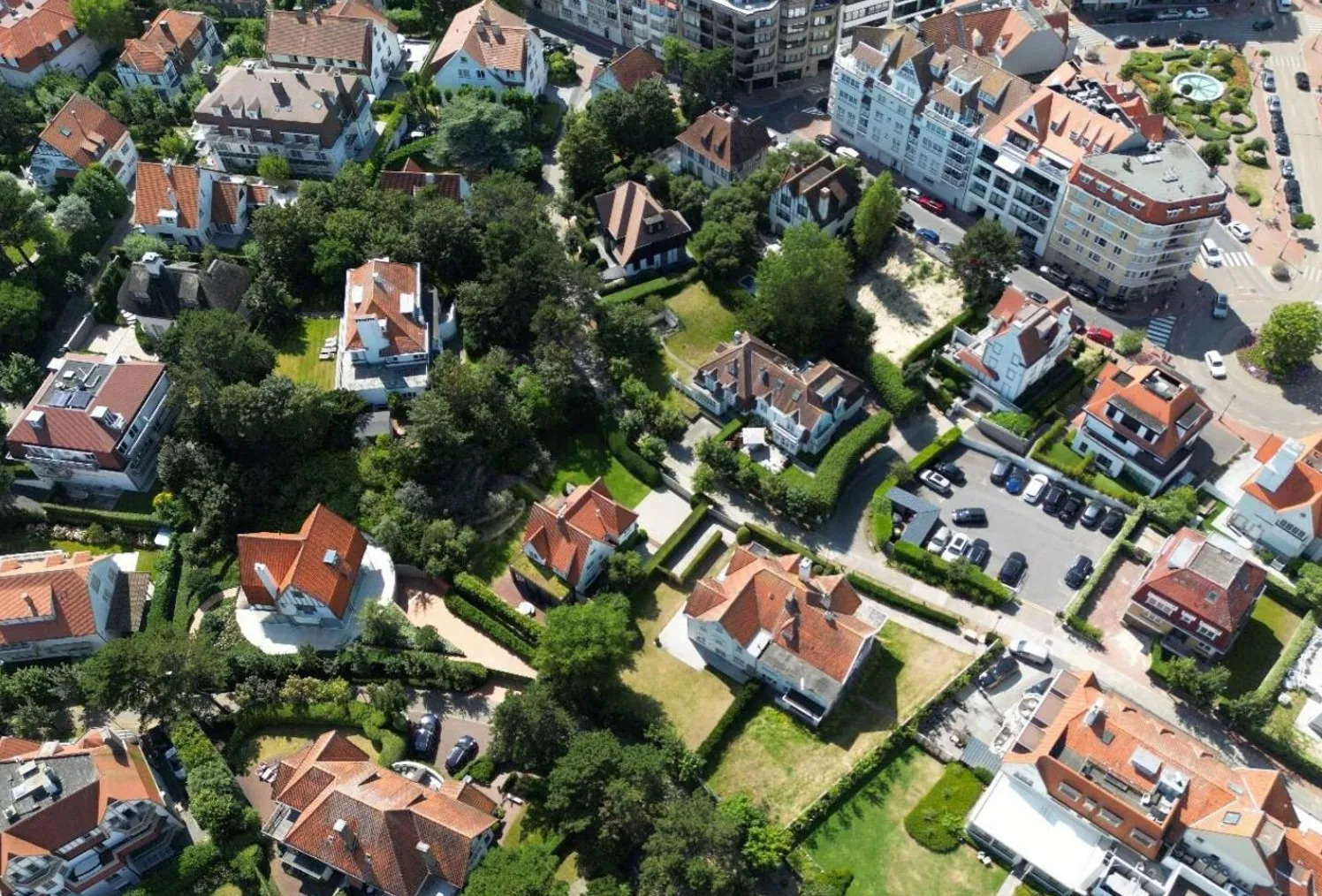 Onbebouwde villagrond op een  A-locatie in het prestigieuze Zoute, uitstekend gelegen in een rustig paadje.