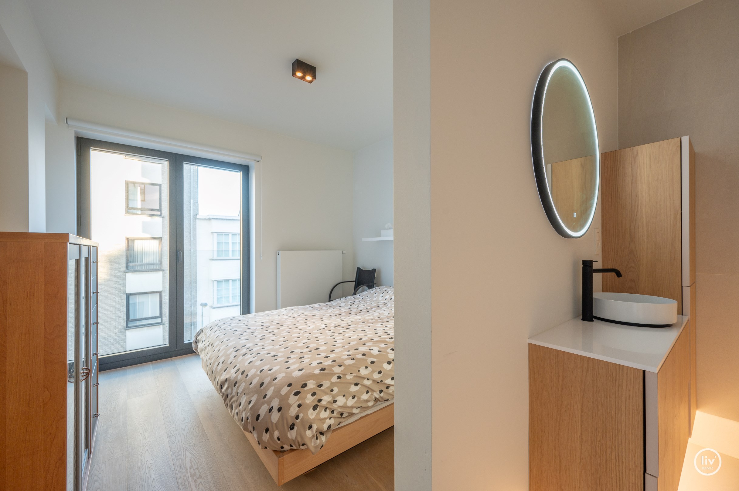 Mooi gerenoveerd HOEKappartement met 3 slaapkamers centraal gelegen op de Lippenslaan te Knokke. 