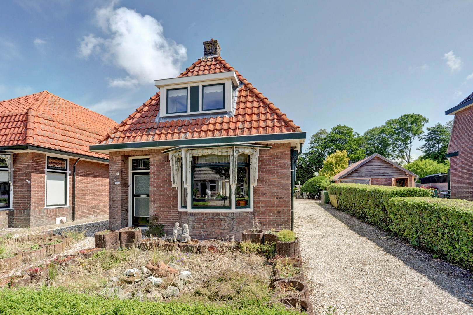 Voor het eerst sinds 1967 weer beschikbaar! Deze karaktervolle jaren ’30 woning met diepe tuin, bergingen en slaapkamer op de begane grond wacht op een nieuwe toekomst. 