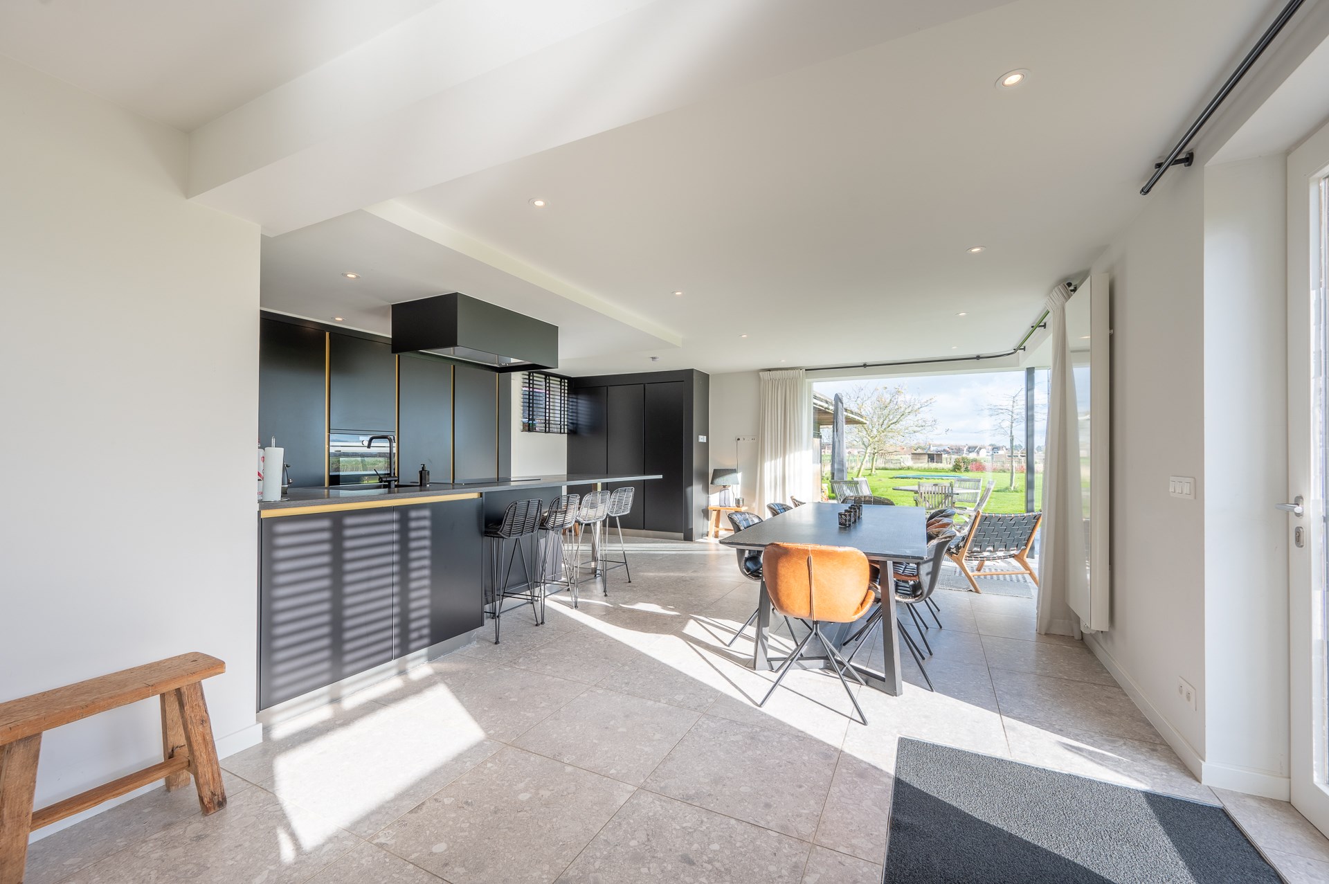 Uitzonderlijke en gerenoveerde eigendom ( 5.510 m&#178; grond ) vlakbij het centrum van Knokke-Heist en toch genietend van een uitzonderlijk open zicht over de Knokse Polders. 