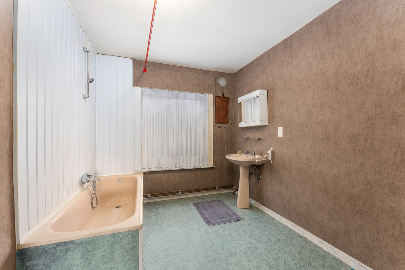 Half-open bebouwing met 4 slaapkamers en garage te centrum Ledegem 