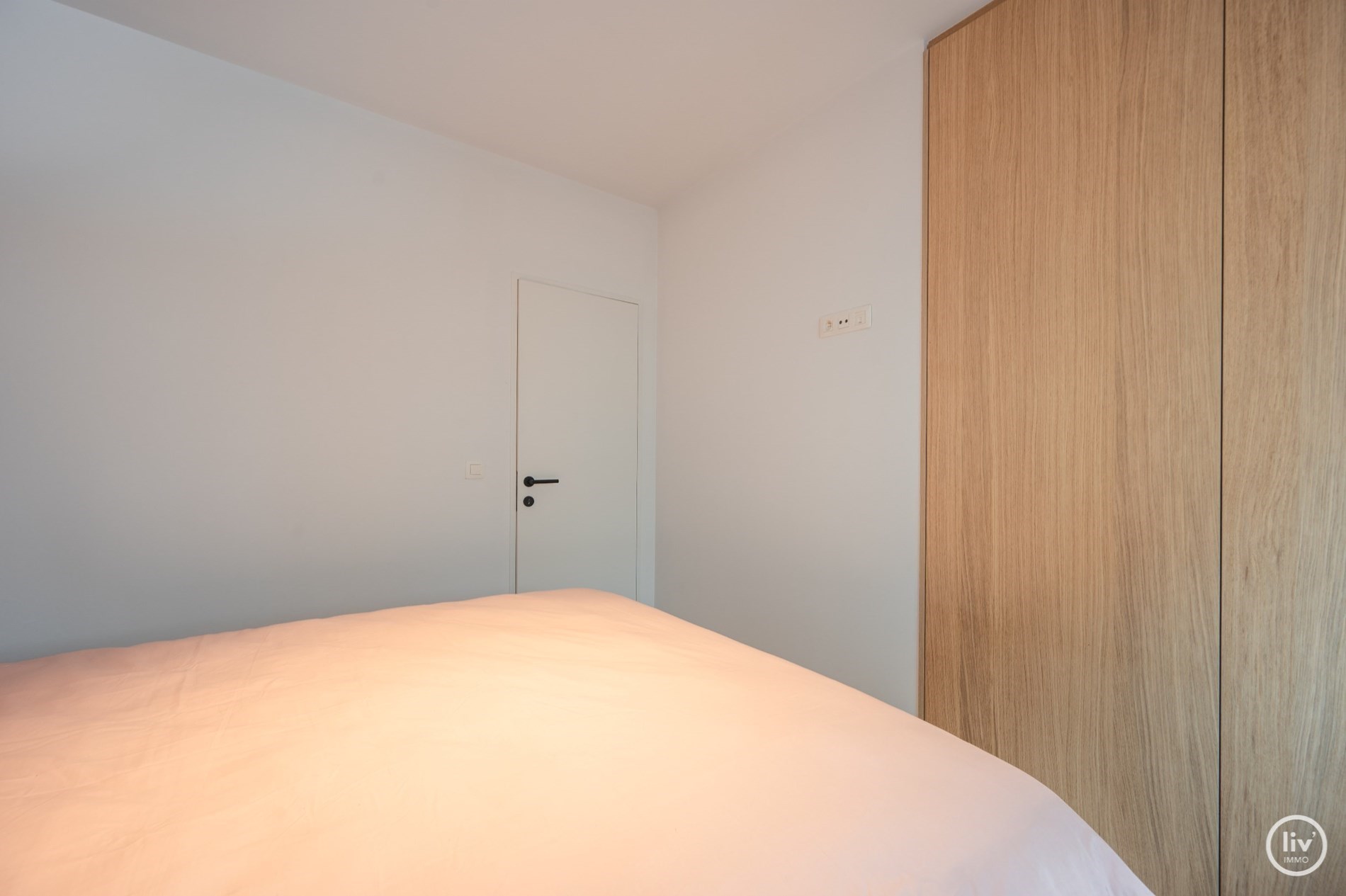 Magnifiek gerenoveerd 2 slaapkamer appartement gelegen in de zijstraat van de Lippenslaan. / 