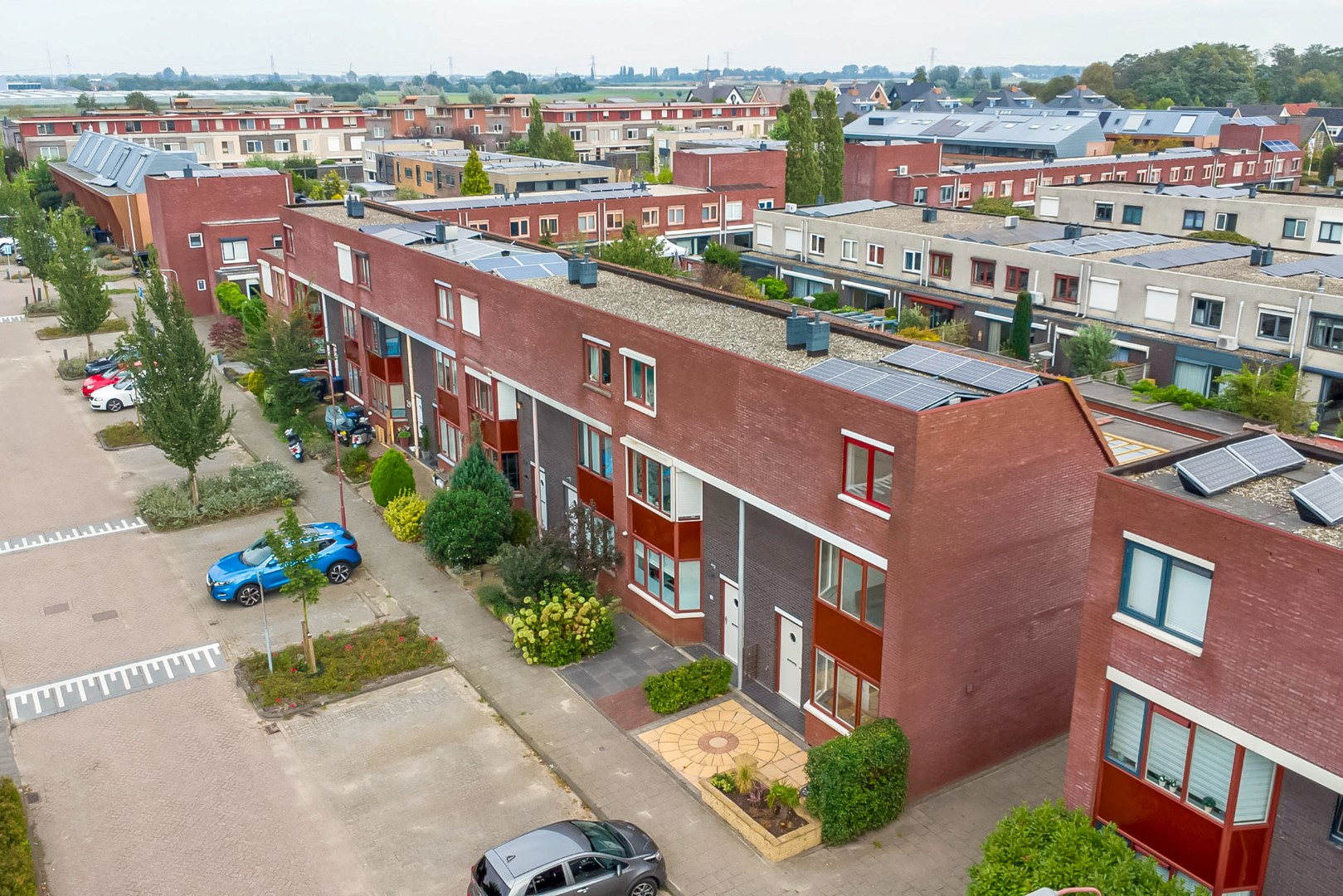 Kopers opgelet! Zonder te klussen te betrekken! Goed onderhouden 4-kamer hoekwoning met 3 ruime slaapkamers, moderne badkamer, ruime tuin op het zuidoosten, 10 zonnepanelen en gelegen op eigen grond! 