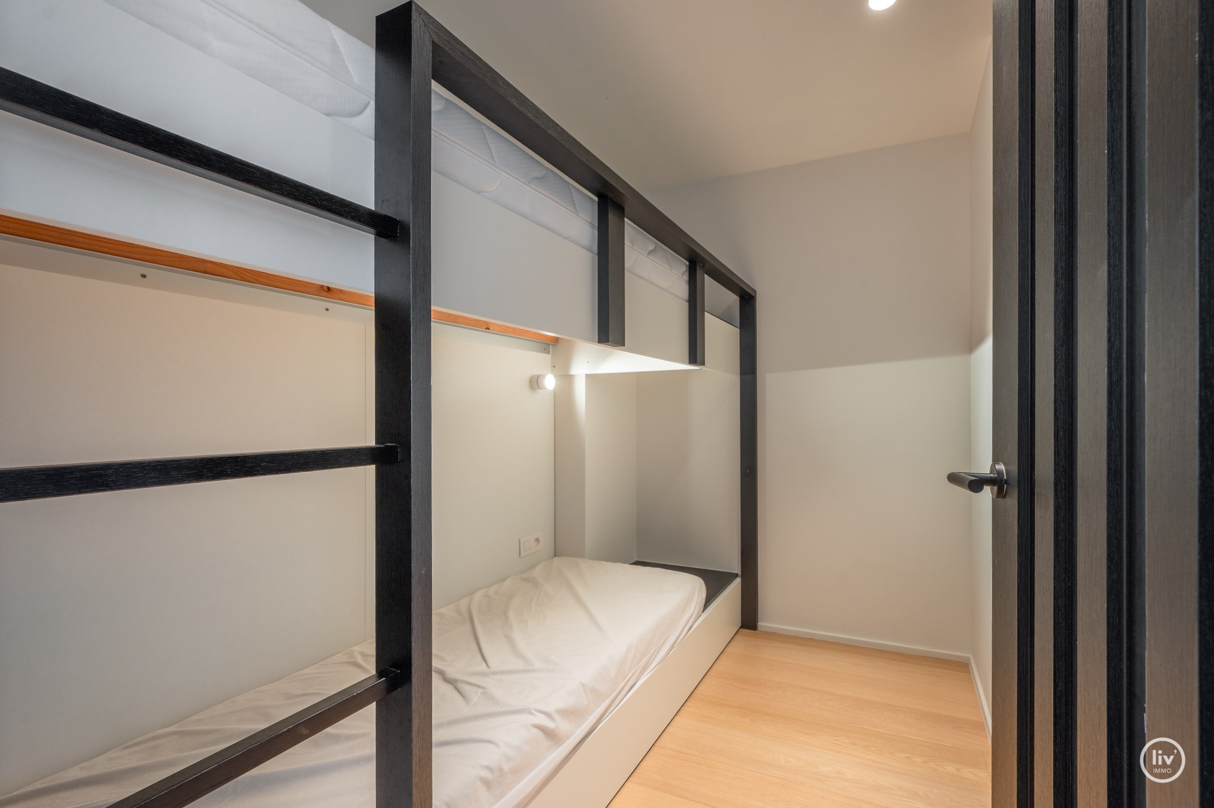 Recent vernieuwd en stijlvol afgewerkt appartement met drie slaapkamers, gelegen op een topligging met zijdelings zeezicht. 