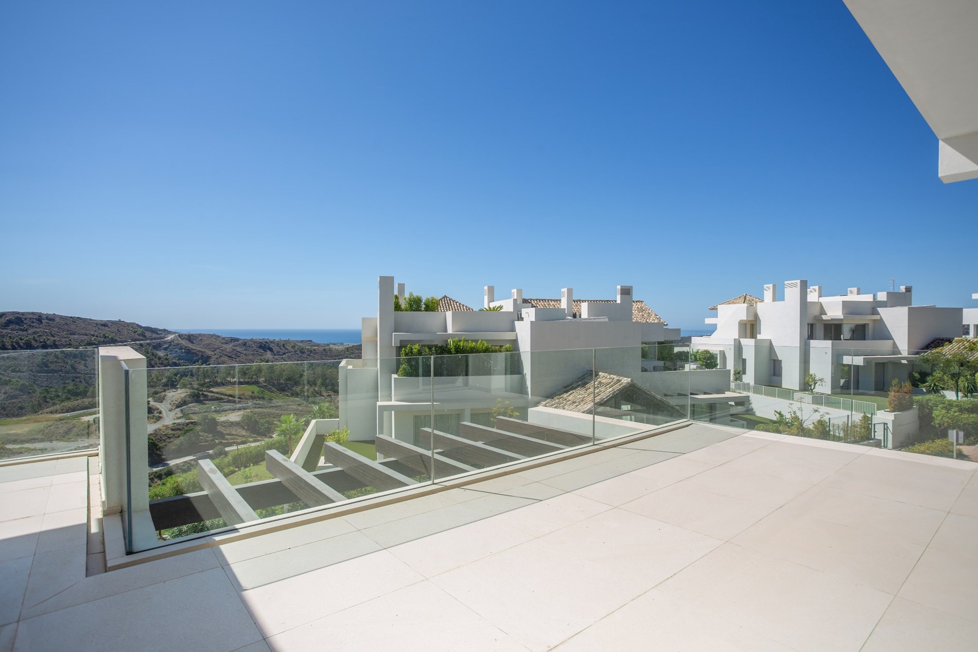 Marbella Club Hills - Prachtige instapklare penthouse met solarium, ruime woonkamer met volledig ingerichte keuken en biedt prachtig uitzicht op zee en het groene landschap. 