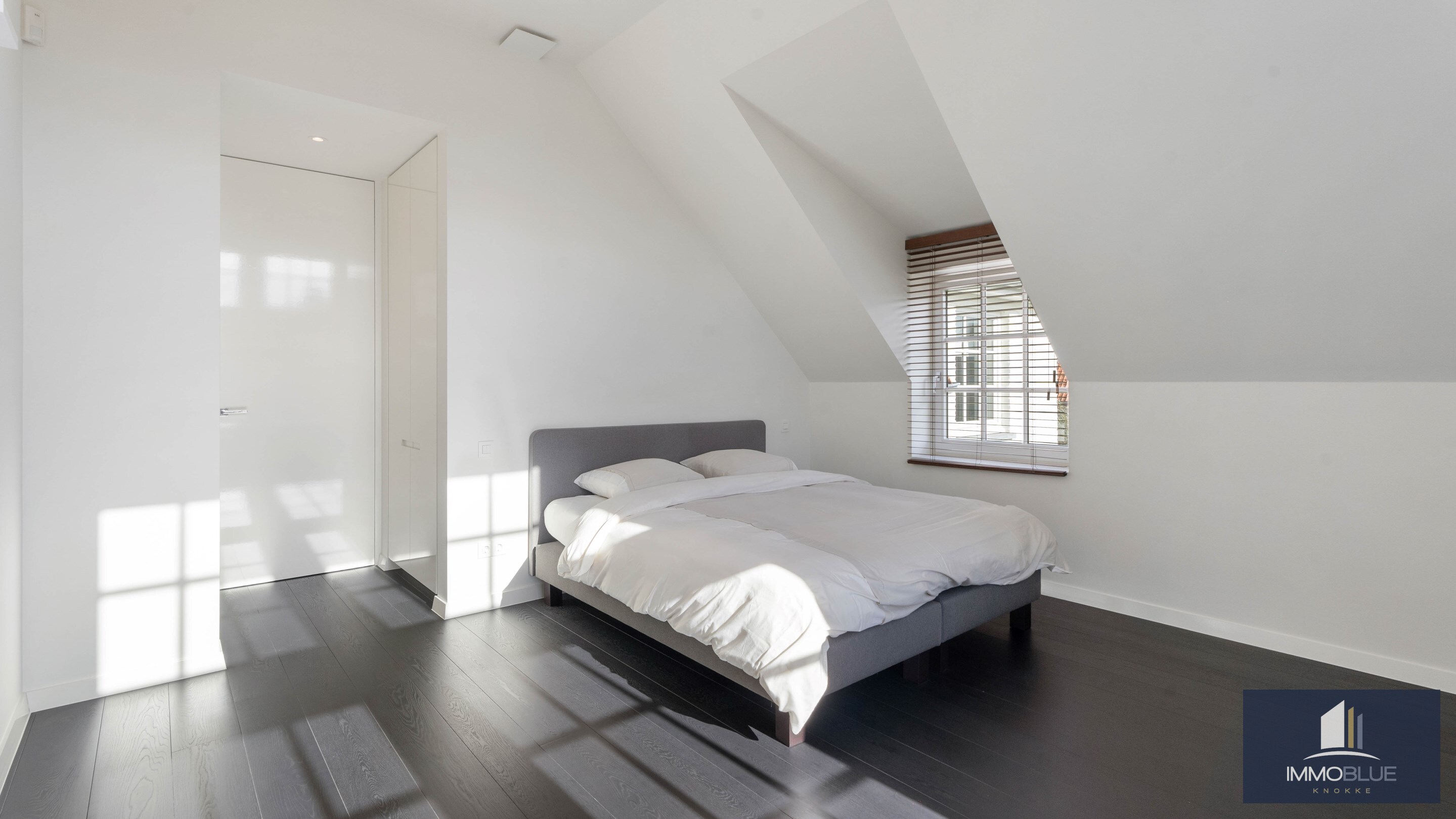 Exclusieve villa gelegen in een rustige, residenti&#235;le wijk . 