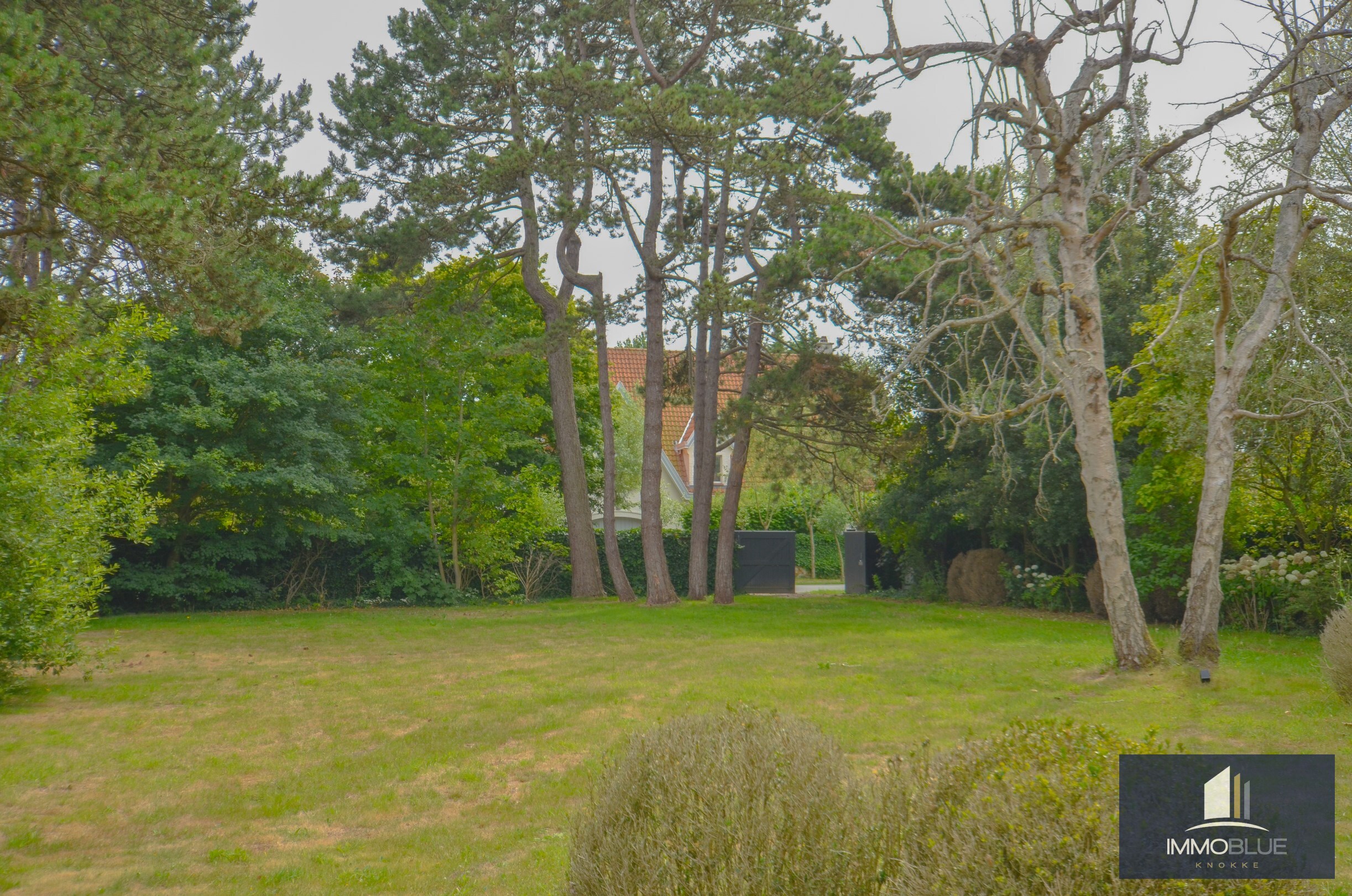 Villa exclusive, situ&#233;e au calme sur un terrain de 1.628 m&#178;, &#224; proximit&#233; du Royal Zoute Tennis Club. 