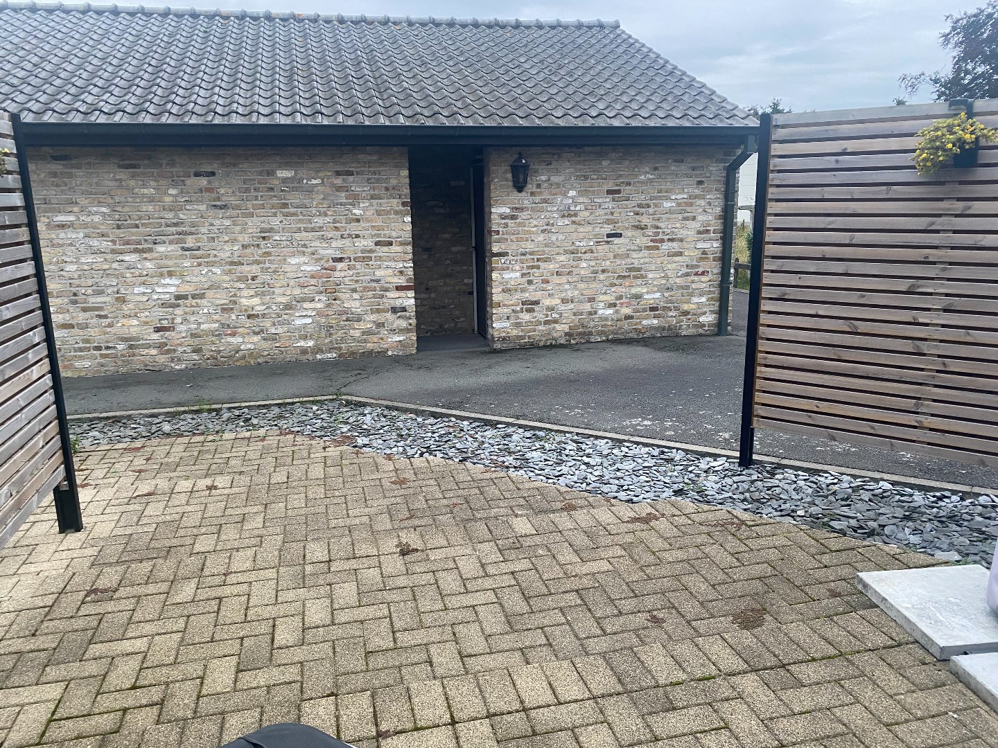 Gelijkvloers appartement met 2 slaapkamers, garage en groot terras 