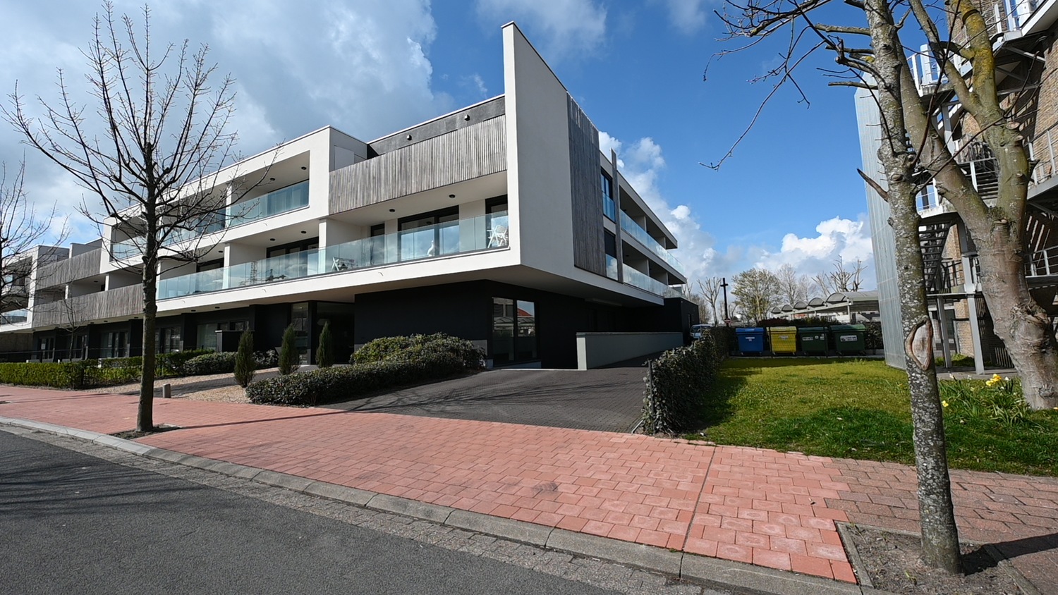 Zeer ruime garagebox met elektrische garagepoort. 