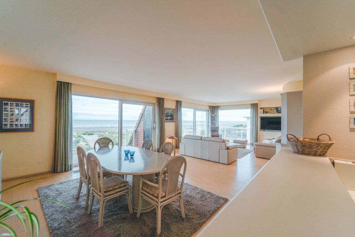 Luxueuze penthouse met drie slaapkamers en frontaal zeezicht in Res. Eden Beach 
