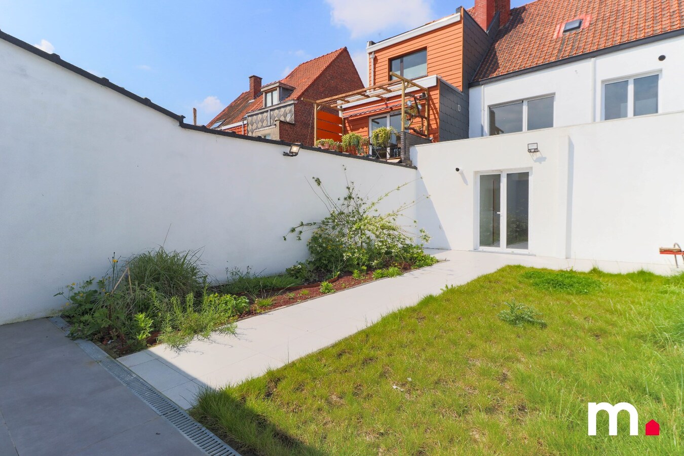 Volledig gerenoveerde gezinswoning met 4 ruime slaapkamers &#233;n een zonnige tuin te Kortrijk! 