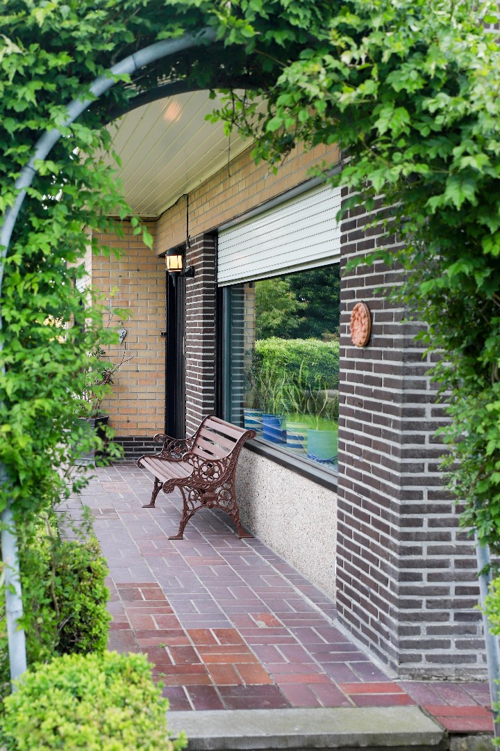 Grote alleenstaande woning met garage, werkplaats en tuin op 1.378 m&#178; 