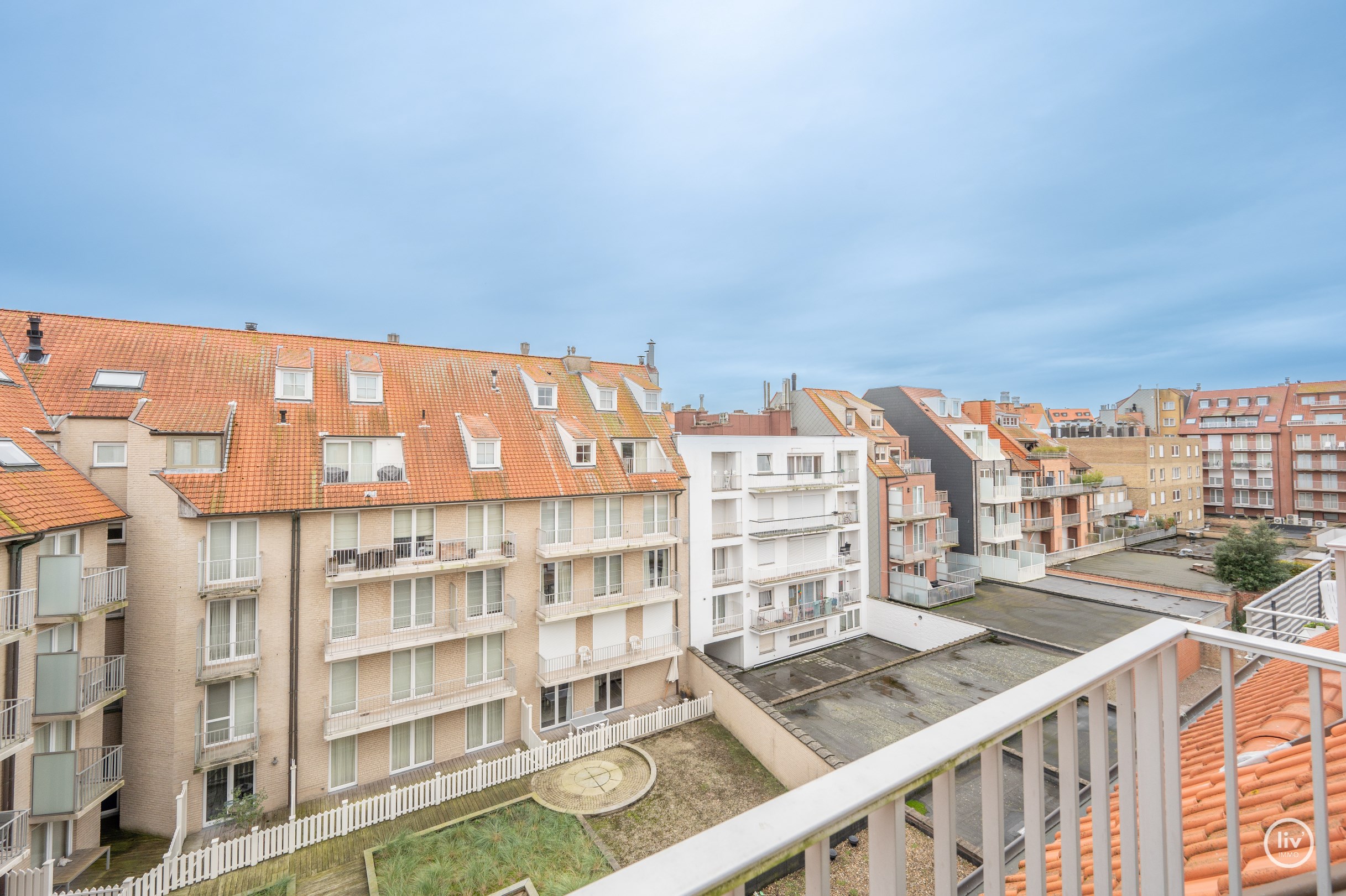 Luxueus gerenoveerd en uitstekend gelegen duplex met prachtige zonneterrassen, gelegen op een steenworp van het strand en het centrum van Knokke Zoute. 