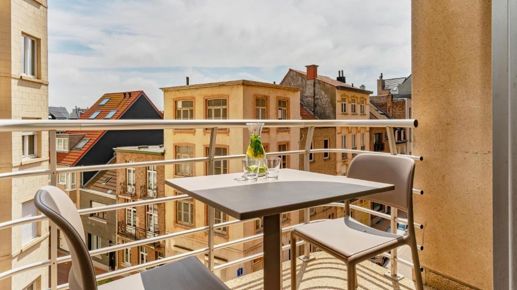 Vakantieverblijf met zuidgericht terras (2p) op de zeedijk van Blankenberge 