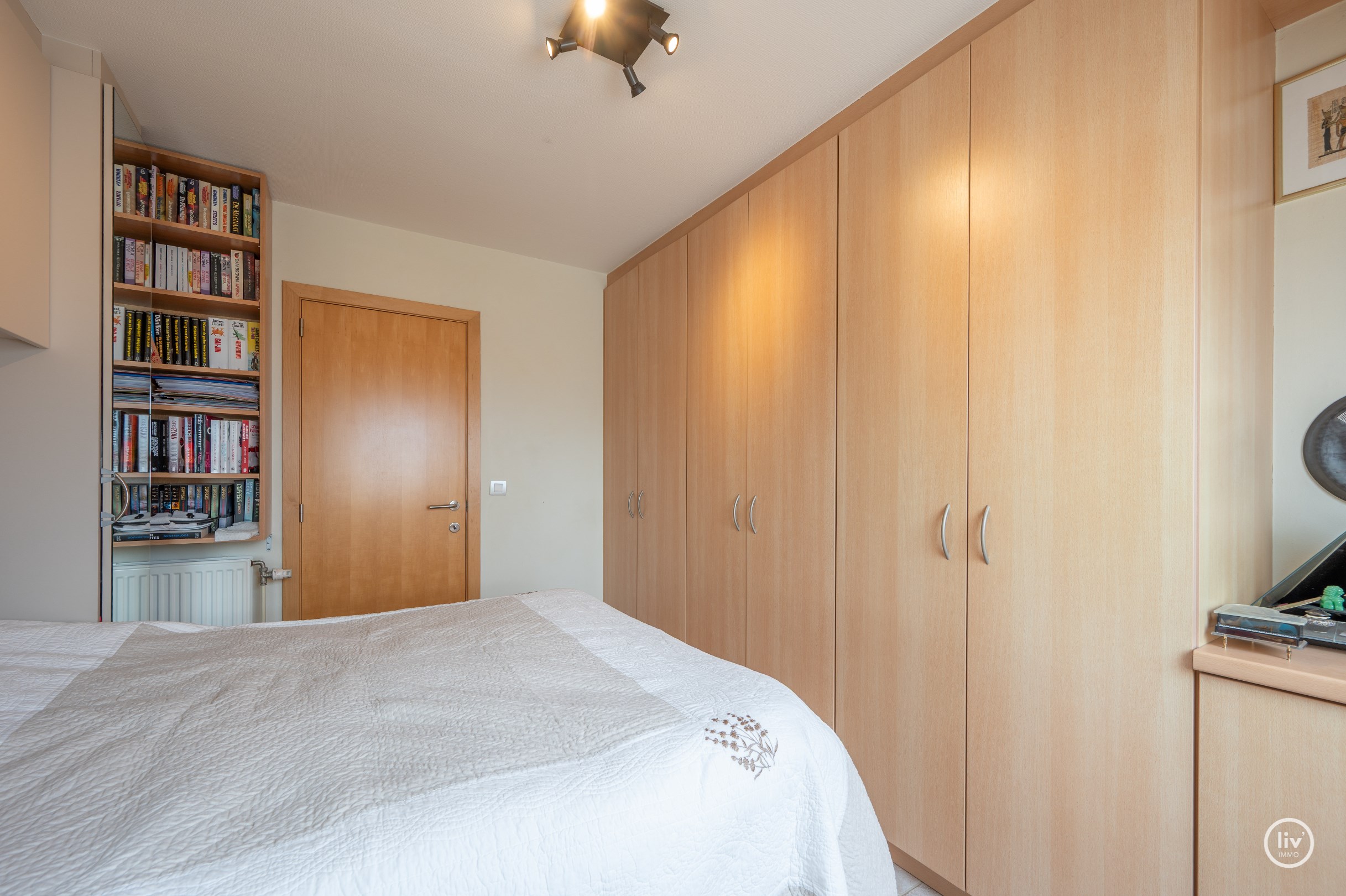 Instapklaar duplexappartement met 2 slaapkamers en grote terrassen (Zijdelings Zeezicht) gelegen op de Lippenslaan. 