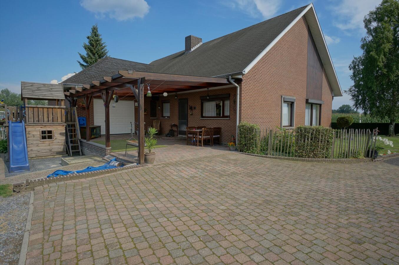 Landhuis met stallen, piste en weide op ca. 3800m&#178; te Neerpelt (Limburg) 