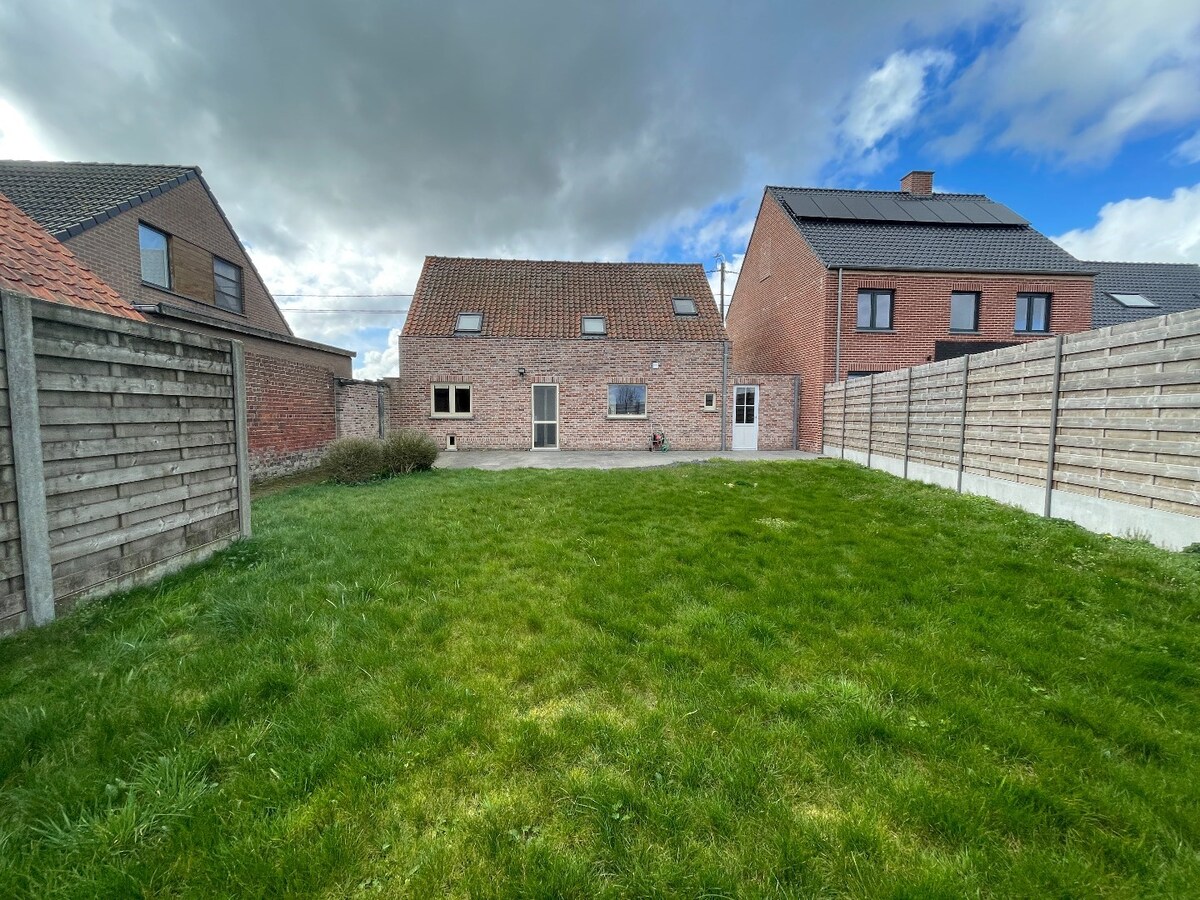 Energiezuinige woning met 2 slaapkamers, tuin en garage te Hooglede 