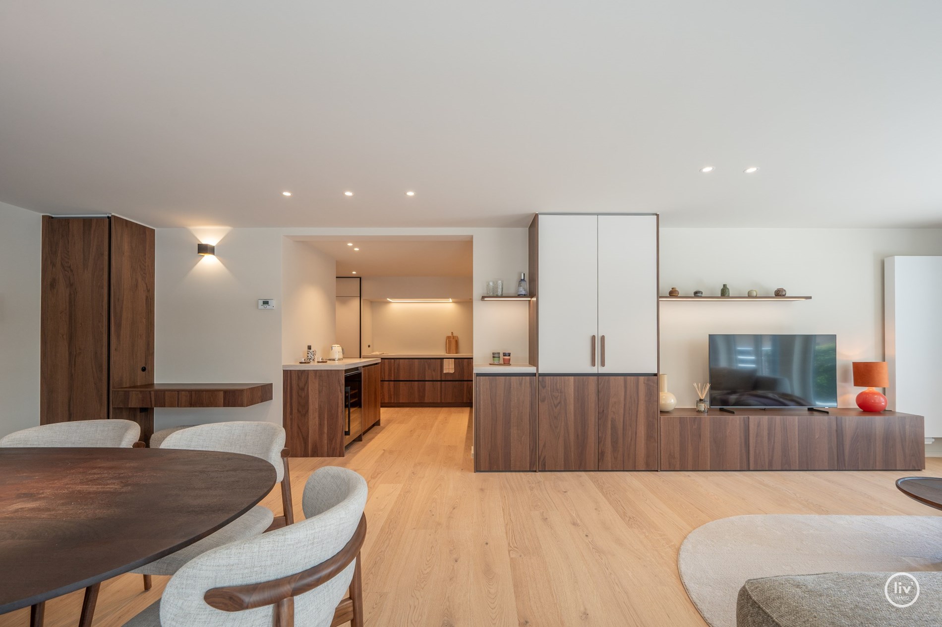 Stijlvol gerenoveerd hoekappartement  (130 m2) met royale gevelbreedte en zuidgerichte terras. 