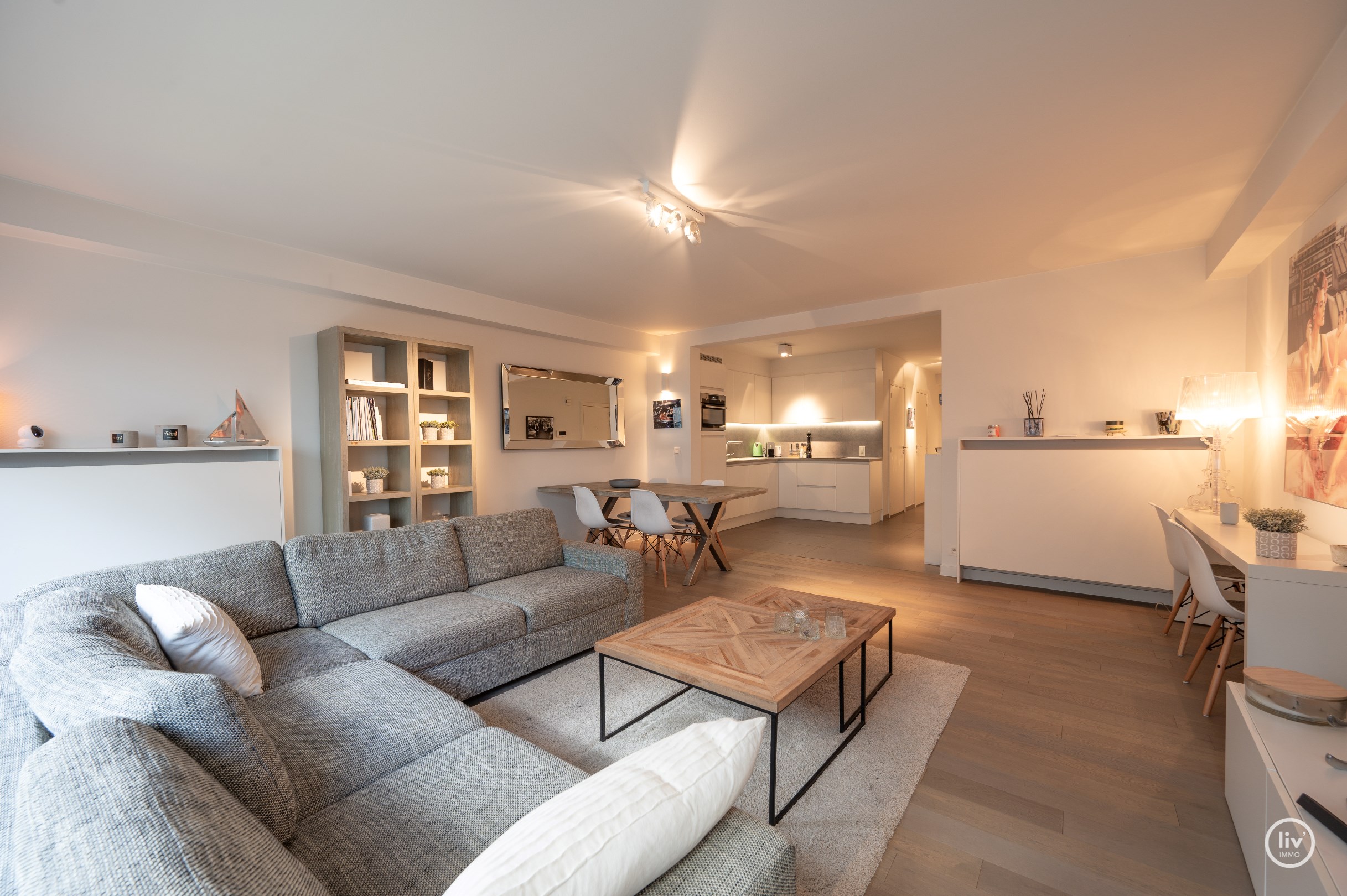 Appartement contemporain et ensoleill&#233; avec 2 chambres et une d&#233;coration intemporelle, situ&#233; sur l&#39;avenue Dumortier, &#224; distance de marche de la mer. 